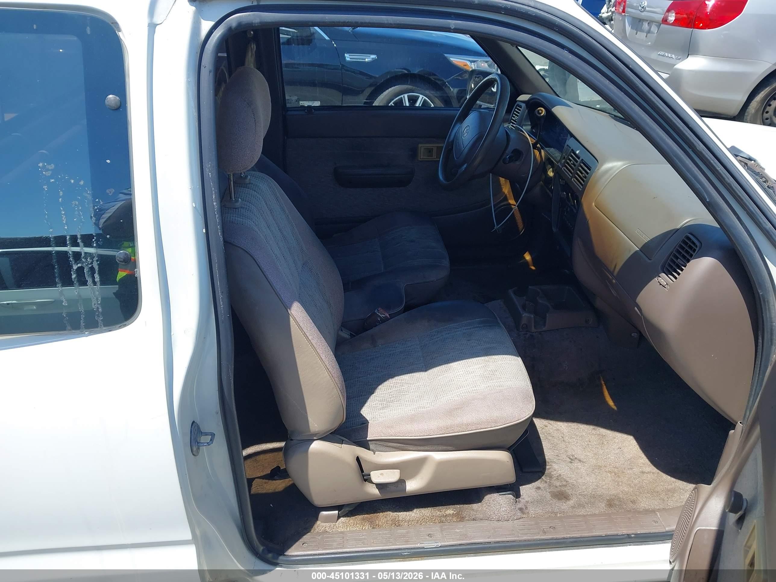 1998 Toyota Tacoma   White vin: 4TAVL52NXWZ094844
