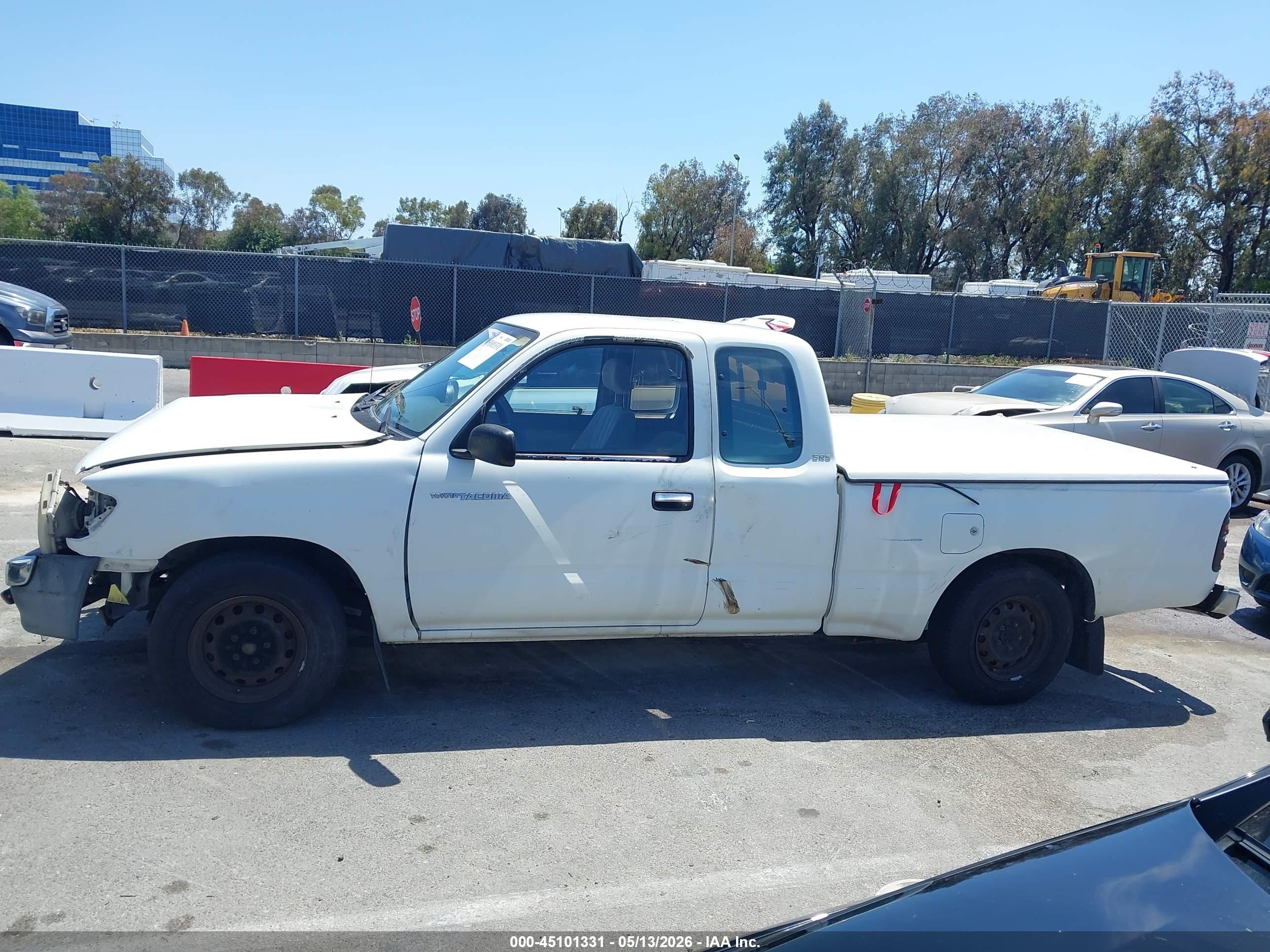 1998 Toyota Tacoma   White vin: 4TAVL52NXWZ094844