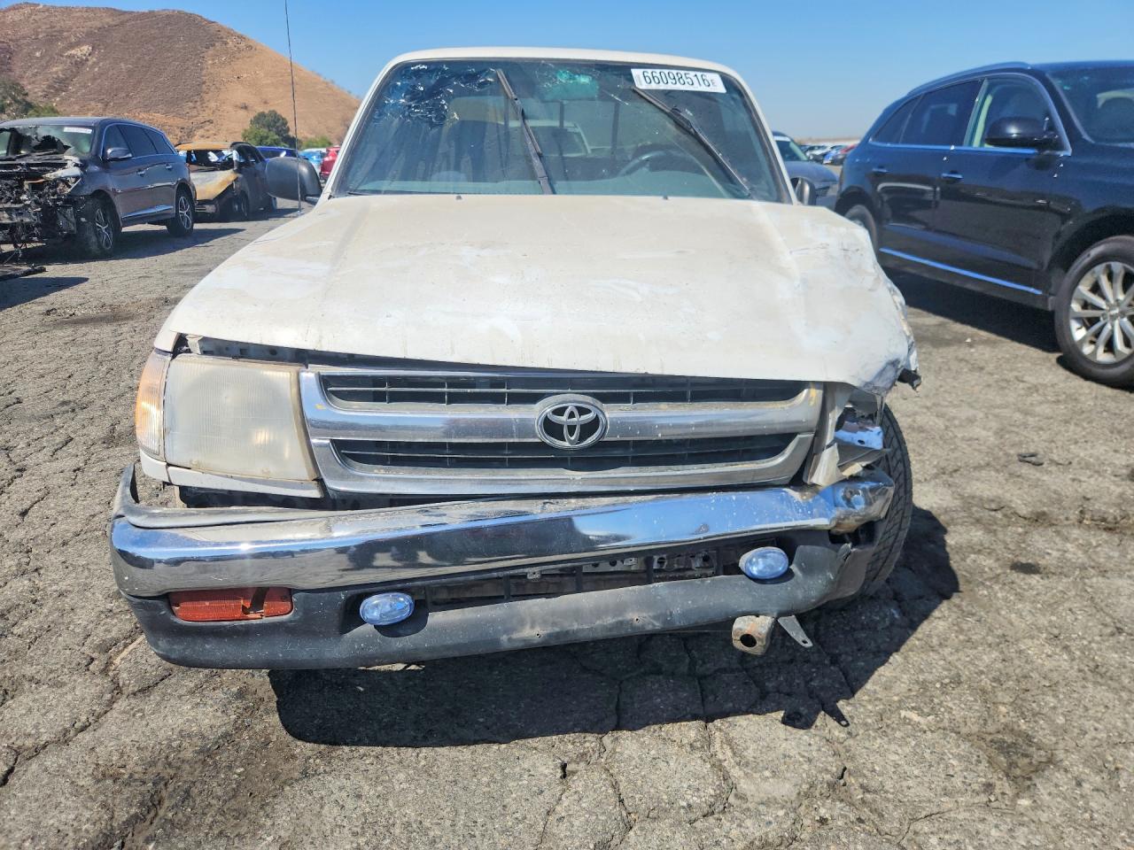1999 Toyota Tacoma Base White vin: 4TAVL52NXXZ561715