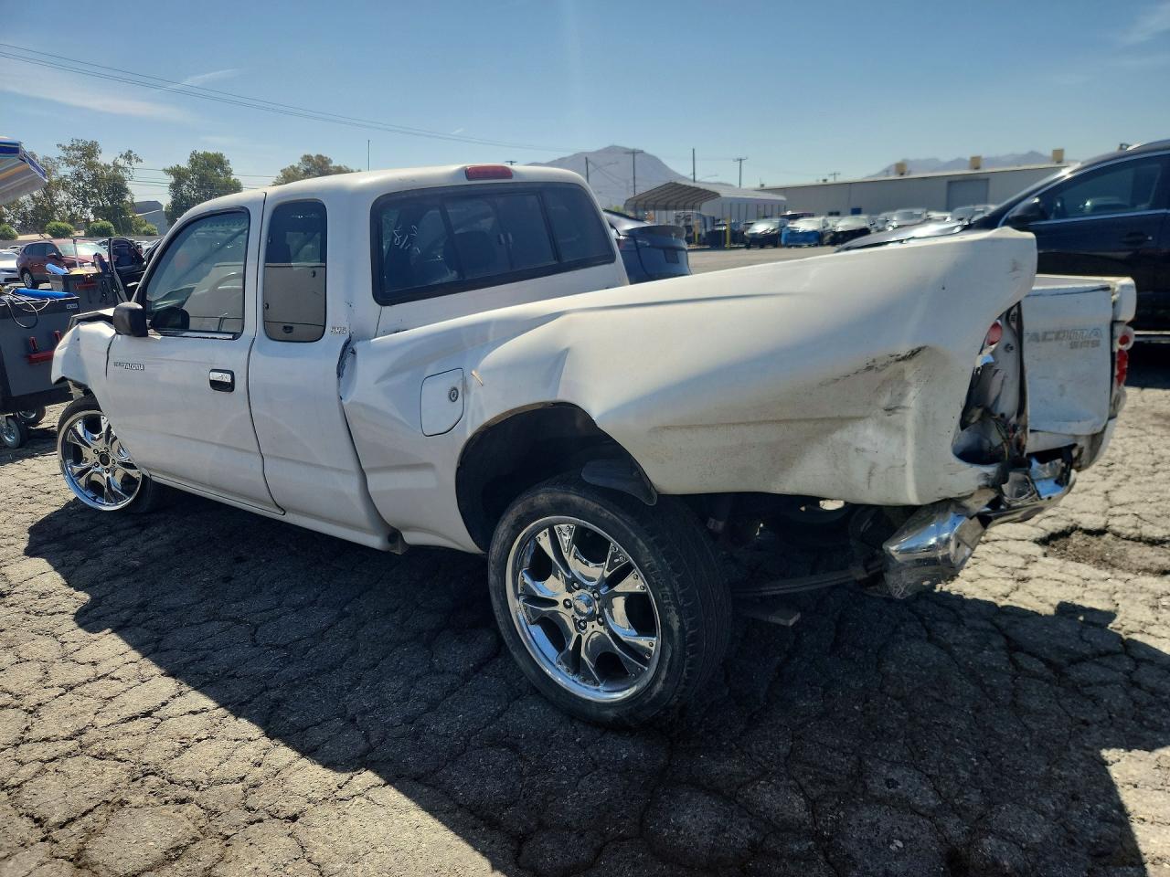1999 Toyota Tacoma Base White vin: 4TAVL52NXXZ561715
