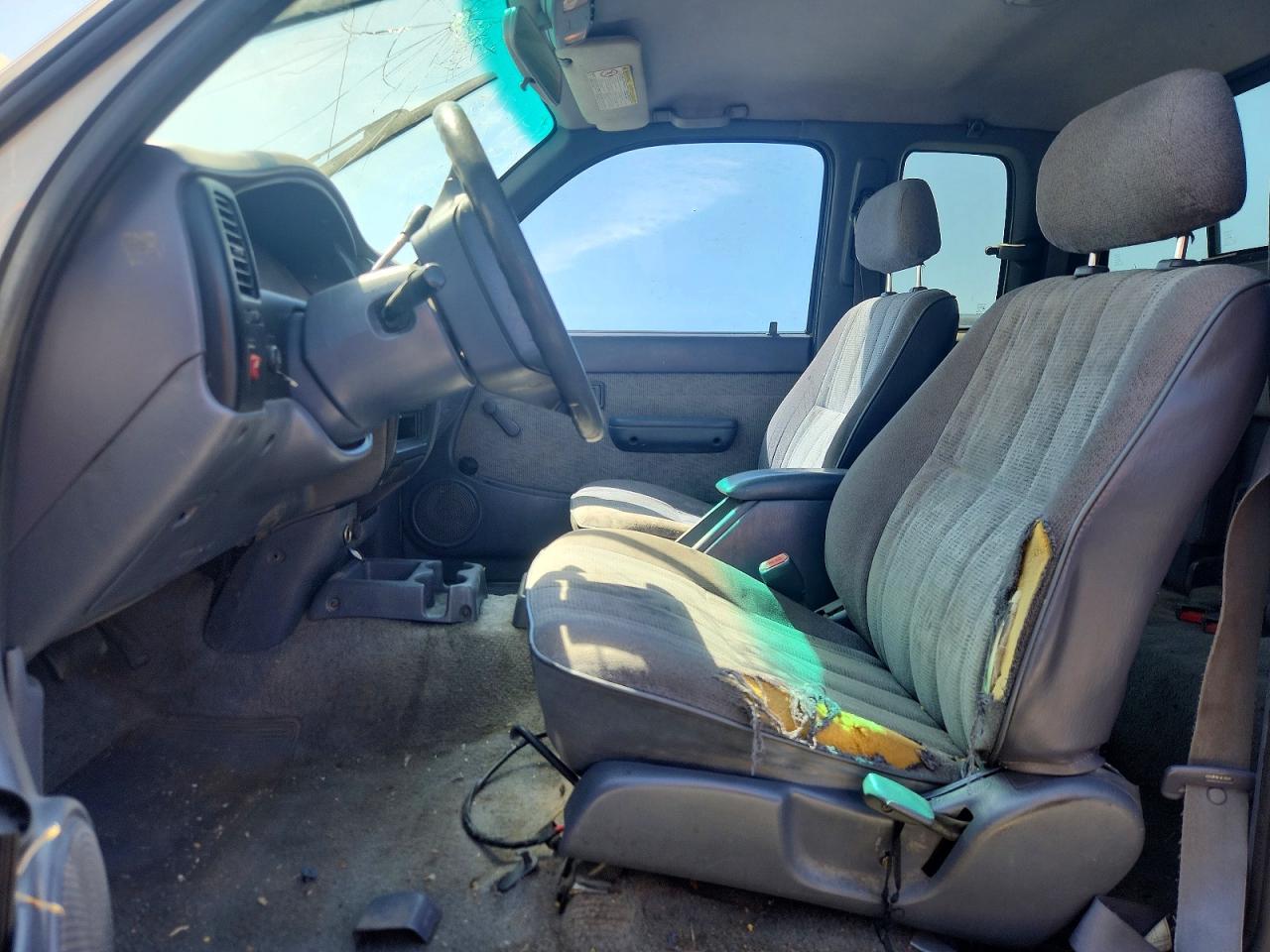 1999 Toyota Tacoma Base White vin: 4TAVL52NXXZ561715