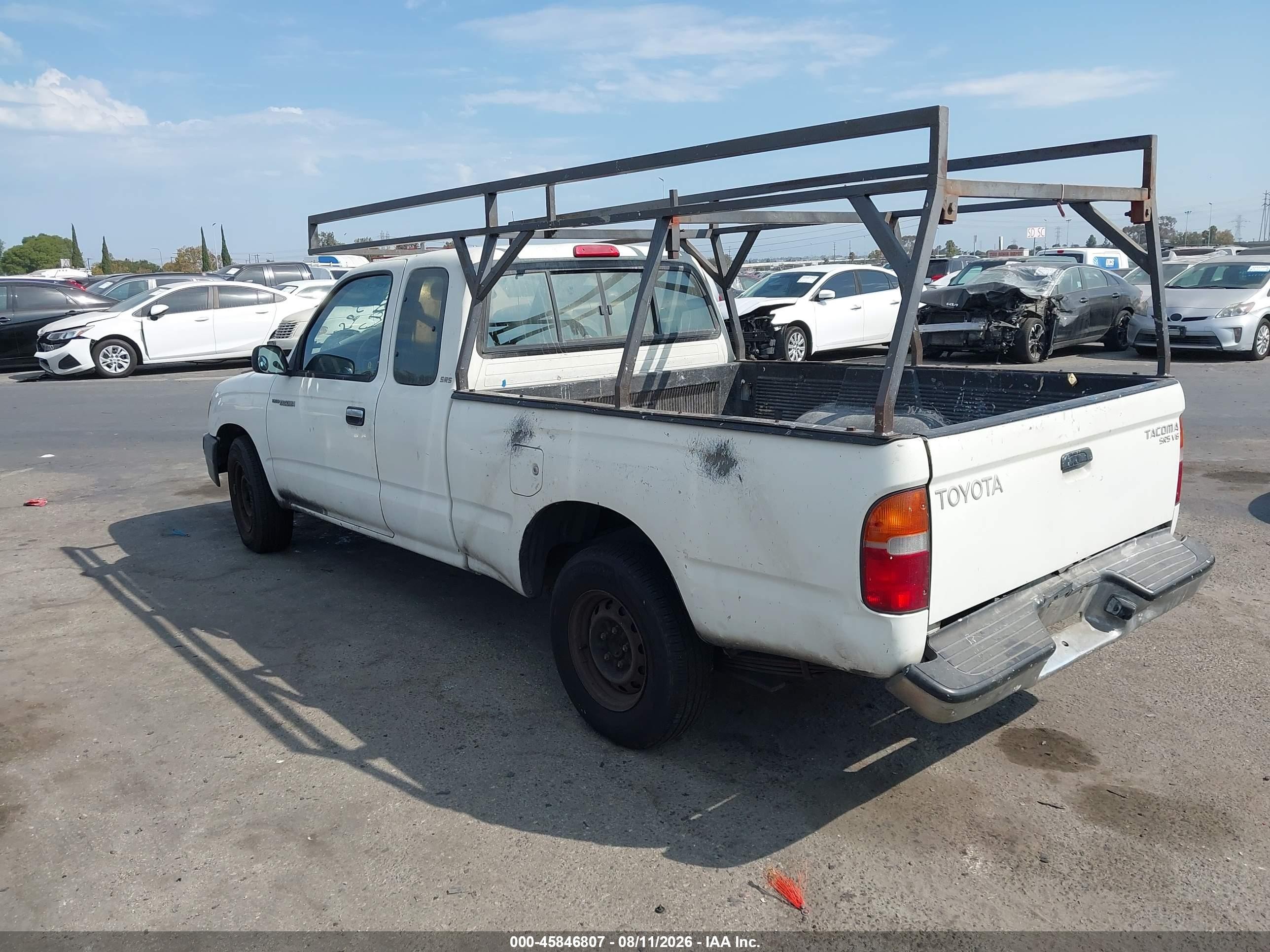 1998 Toyota Tacoma Base V6 White vin: 4TAVN52N0WZ069879