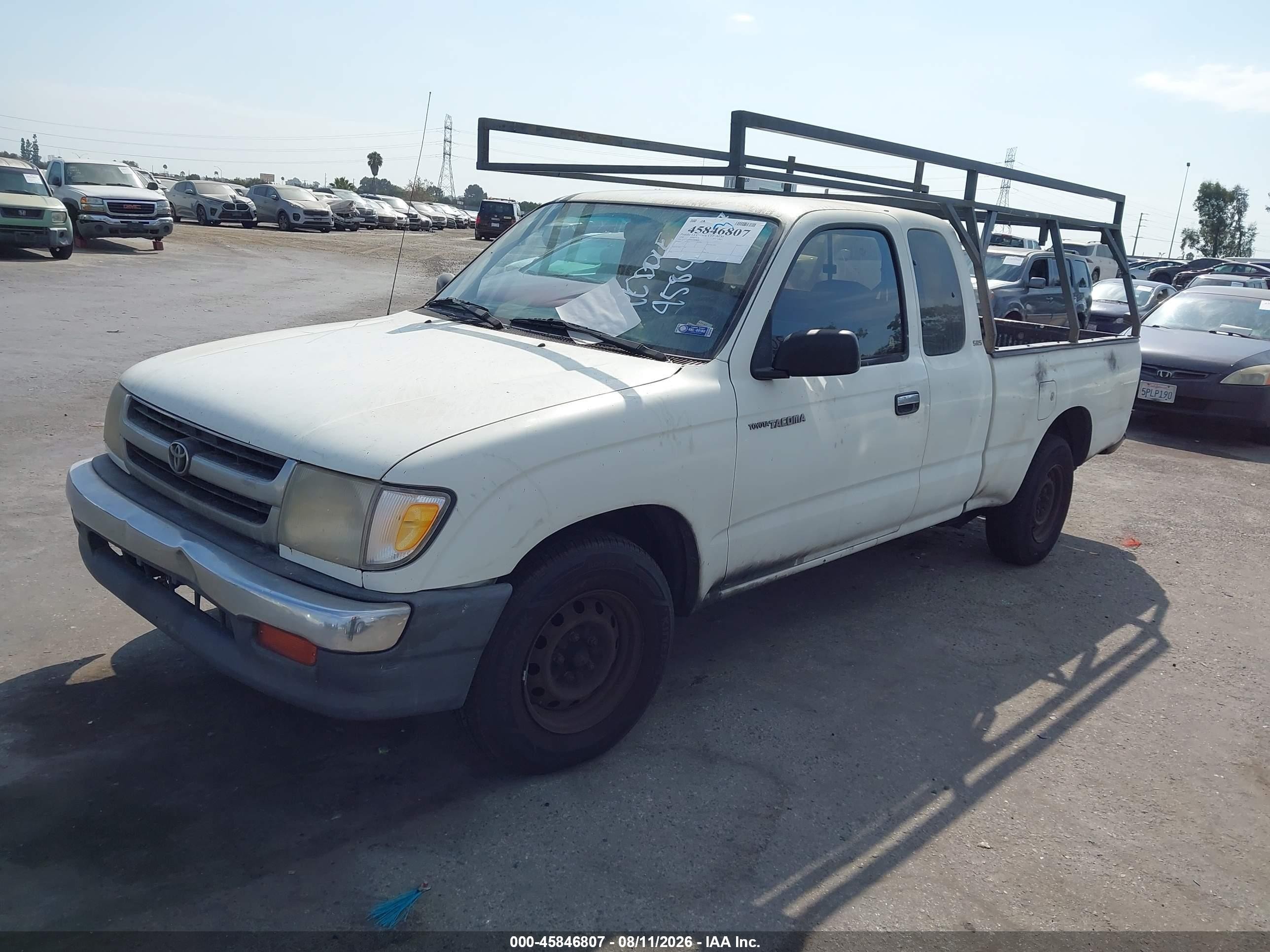 1998 Toyota Tacoma Base V6 White vin: 4TAVN52N0WZ069879