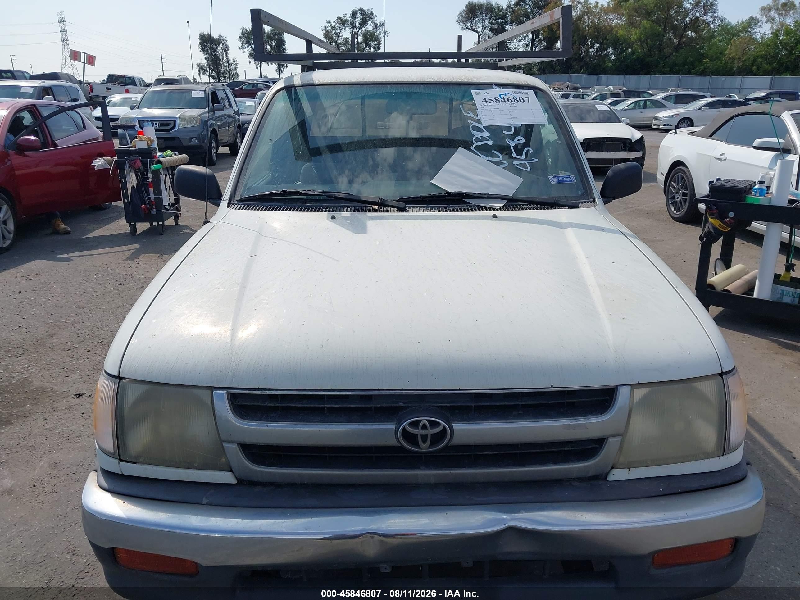 1998 Toyota Tacoma Base V6 White vin: 4TAVN52N0WZ069879