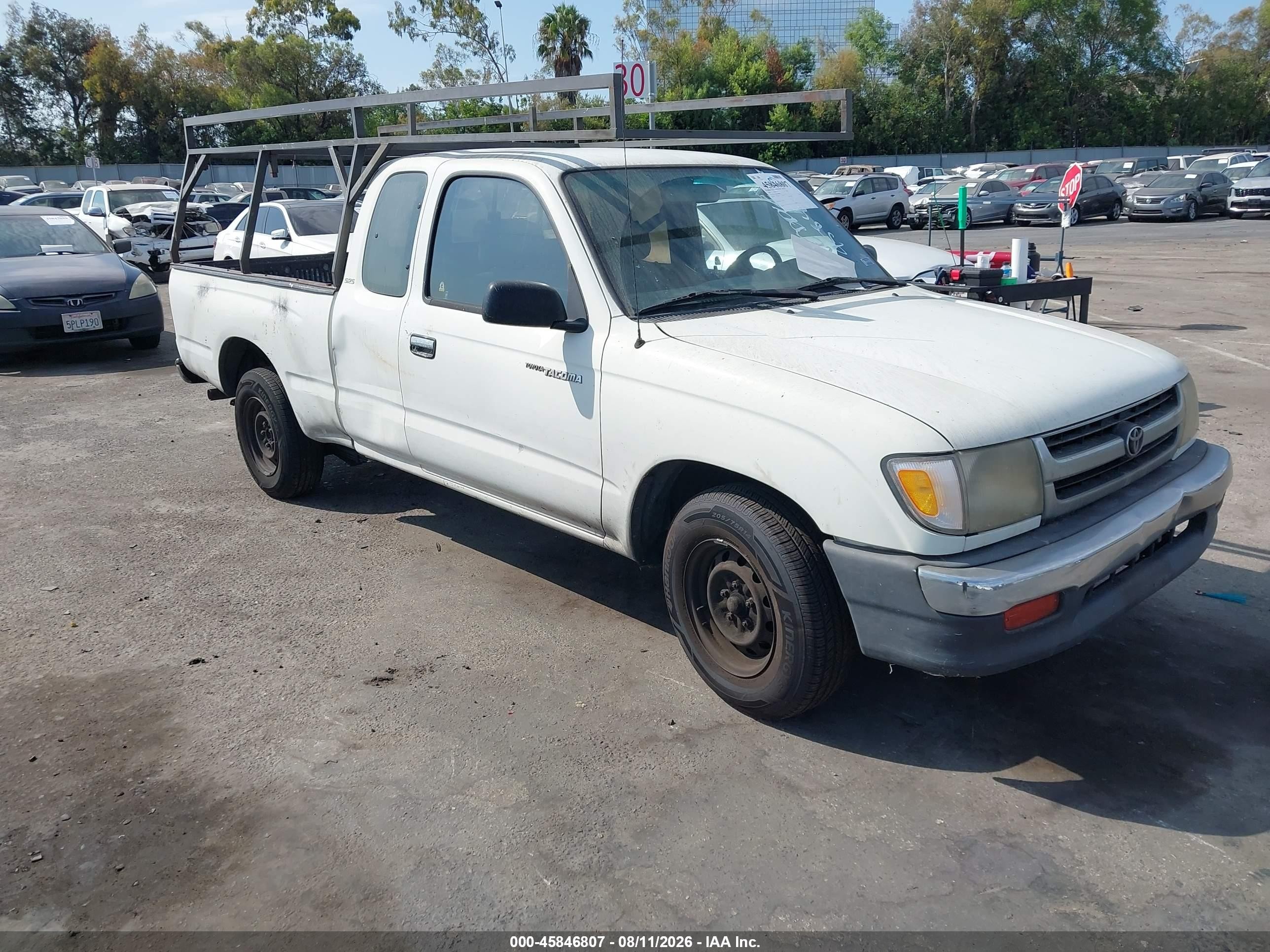 1998 Toyota Tacoma Base V6 White vin: 4TAVN52N0WZ069879