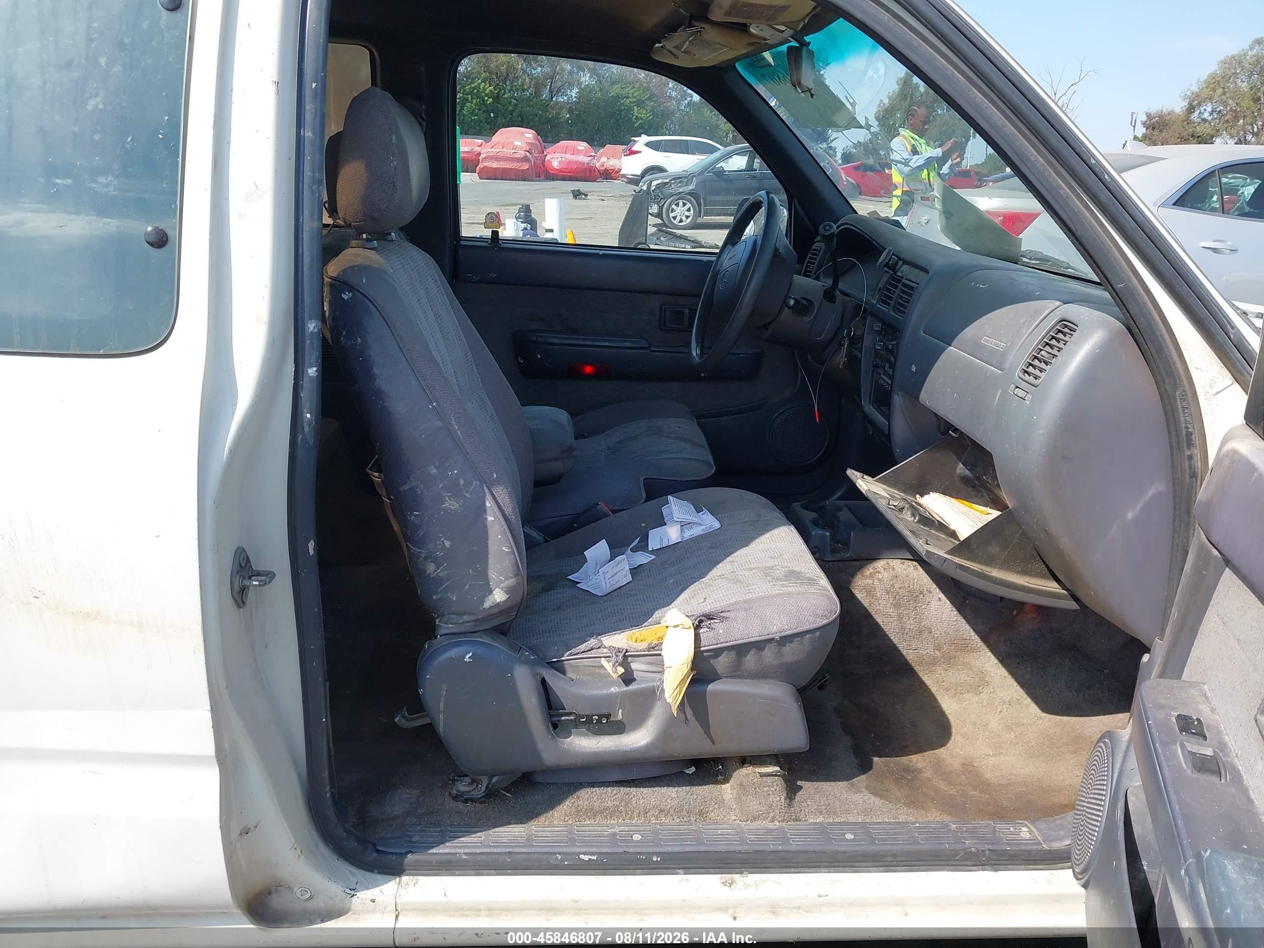1998 Toyota Tacoma Base V6 White vin: 4TAVN52N0WZ069879