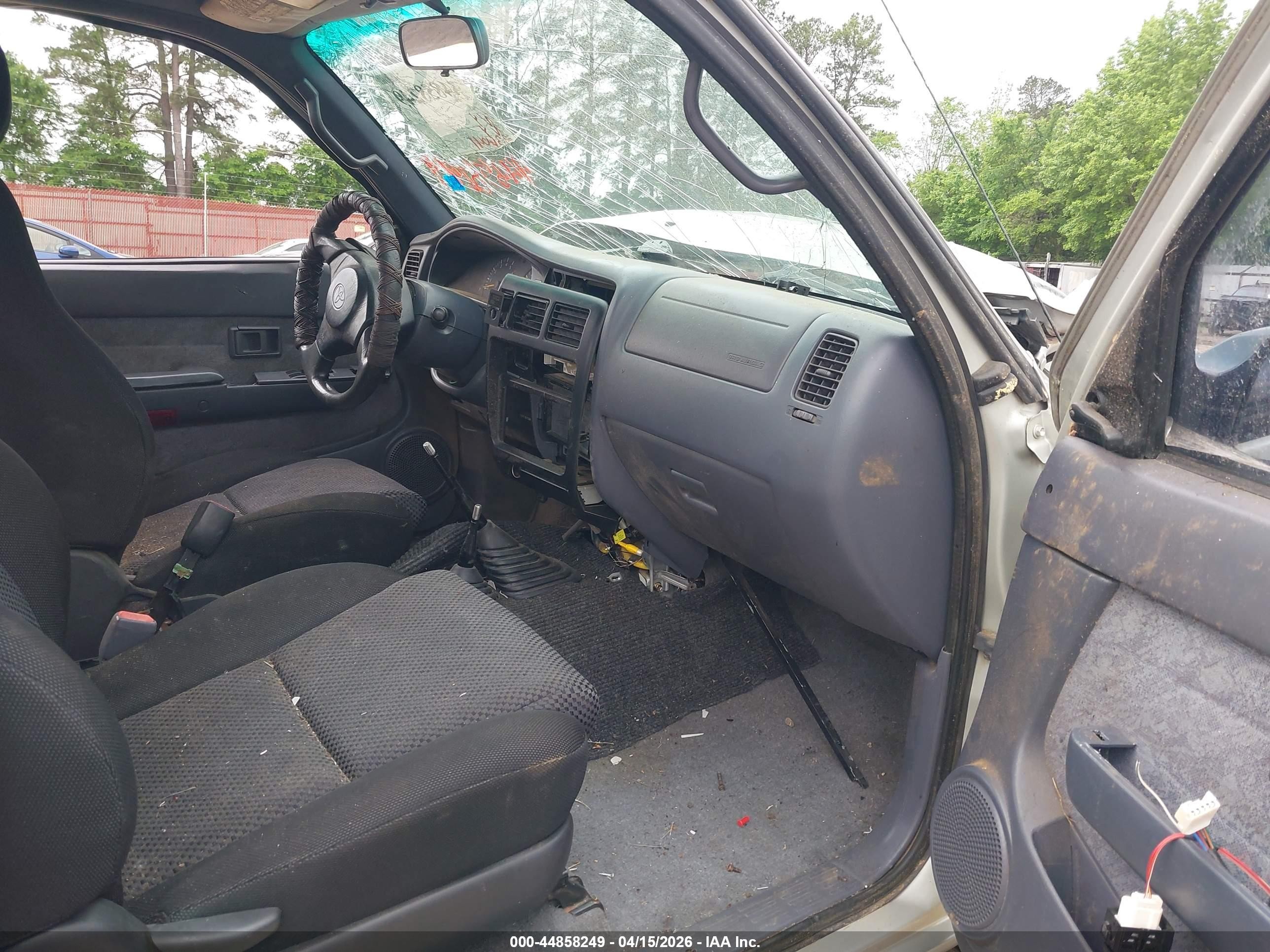 2000 Toyota Tacoma   Silver vin: 4TAWM72N1YZ631178
