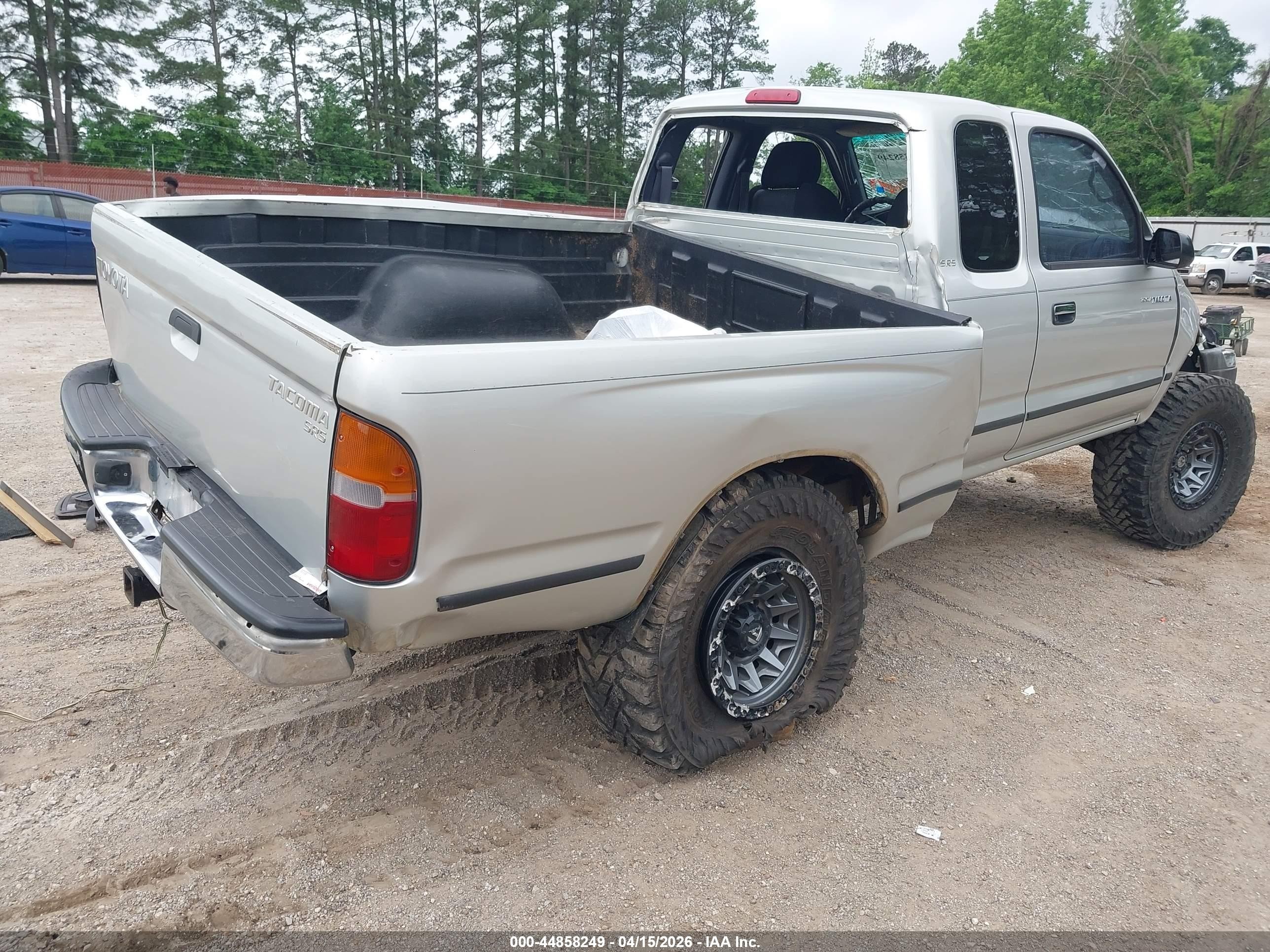 2000 Toyota Tacoma   Silver vin: 4TAWM72N1YZ631178