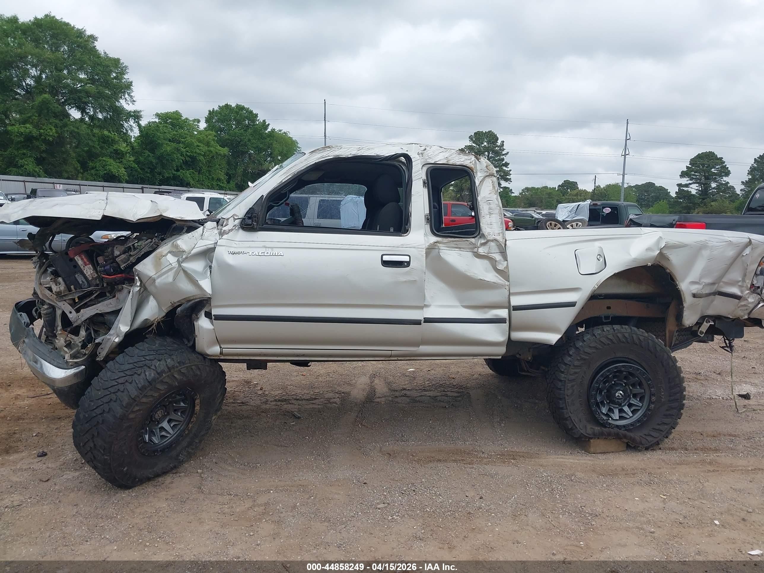 2000 Toyota Tacoma   Silver vin: 4TAWM72N1YZ631178