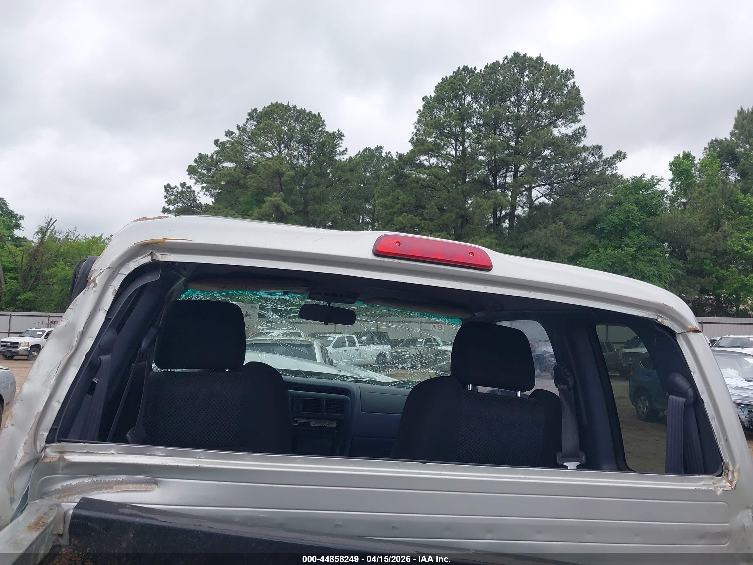 2000 Toyota Tacoma   Silver vin: 4TAWM72N1YZ631178