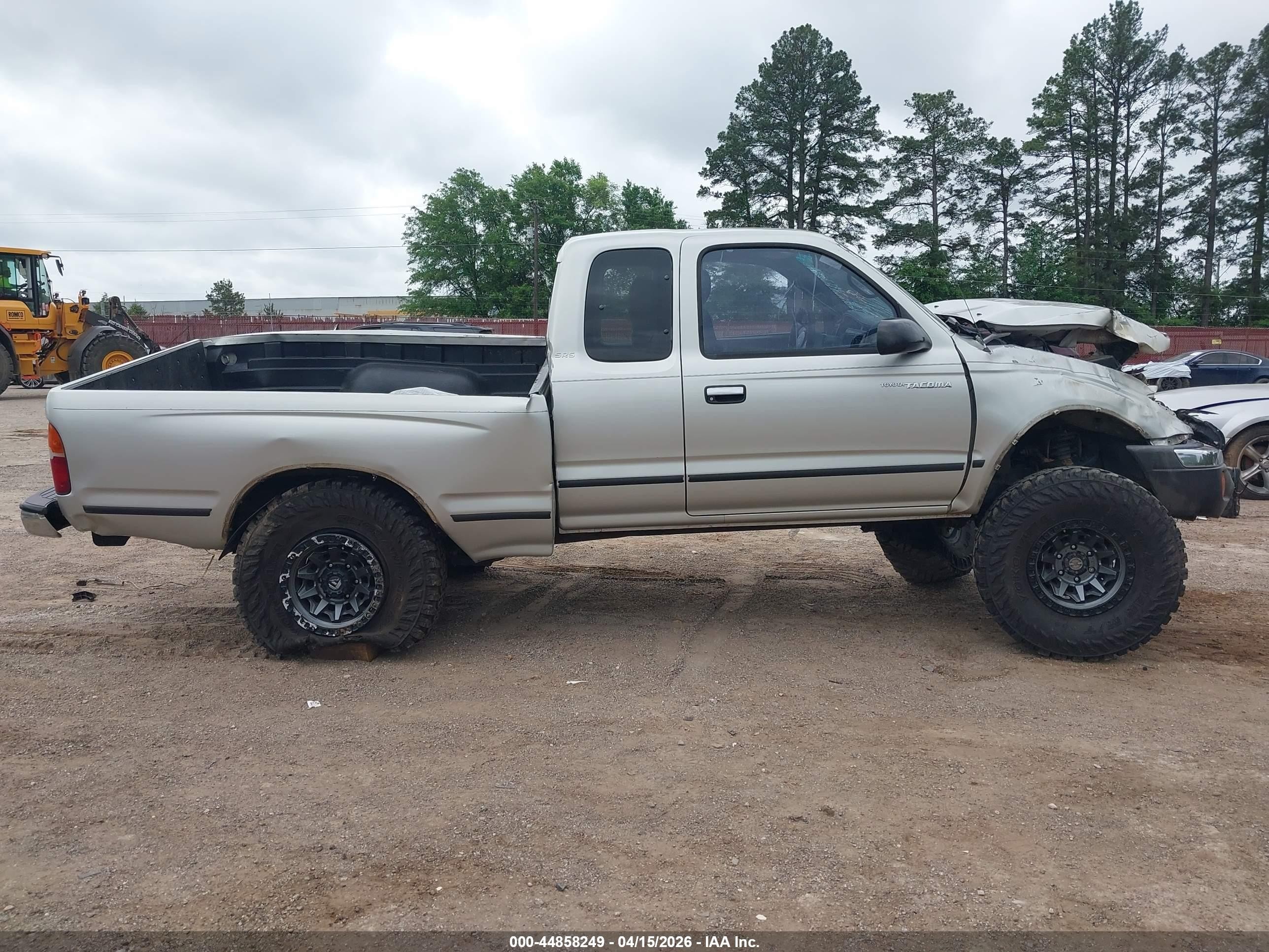 2000 Toyota Tacoma   Silver vin: 4TAWM72N1YZ631178