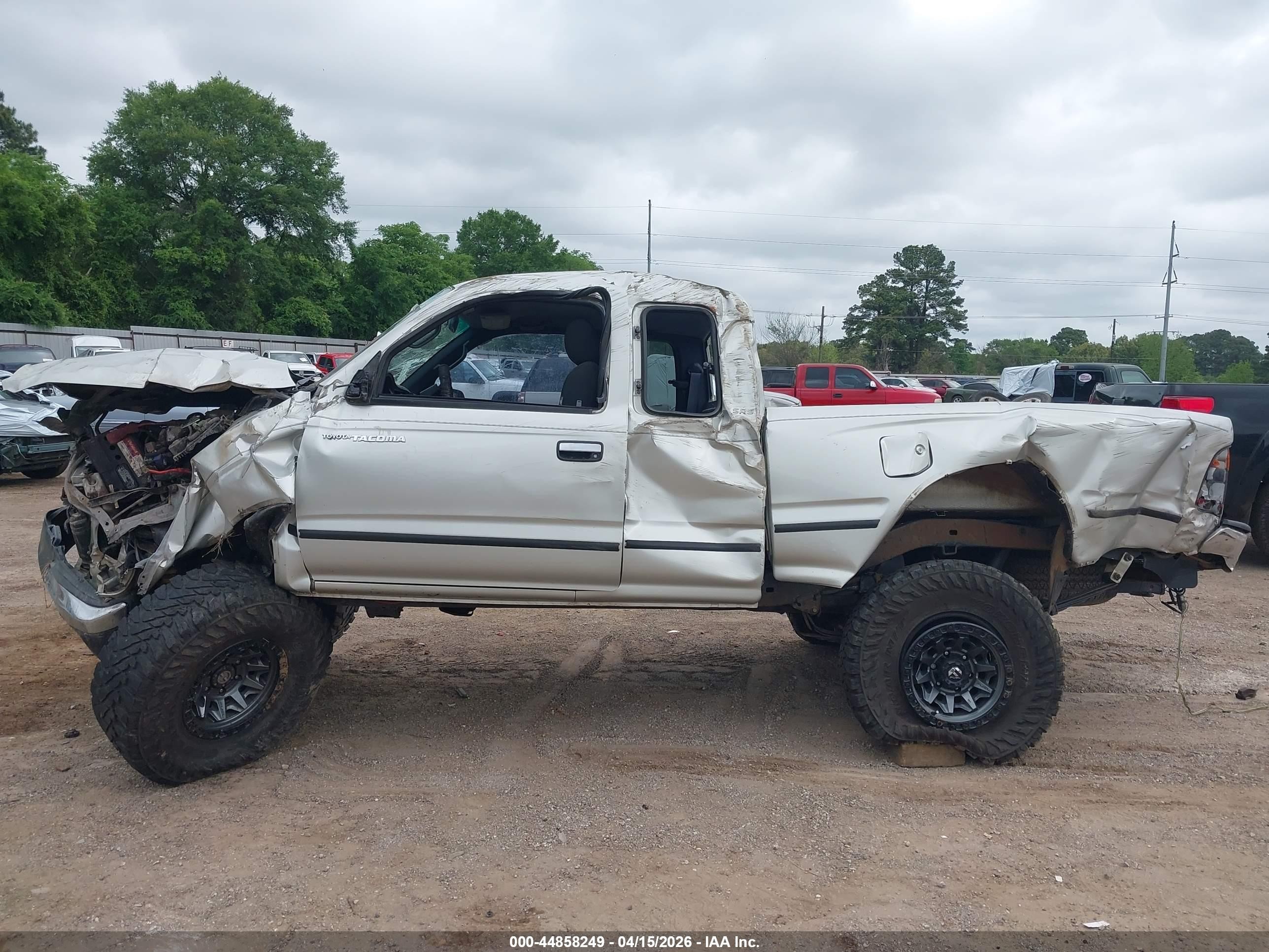 2000 Toyota Tacoma   Silver vin: 4TAWM72N1YZ631178