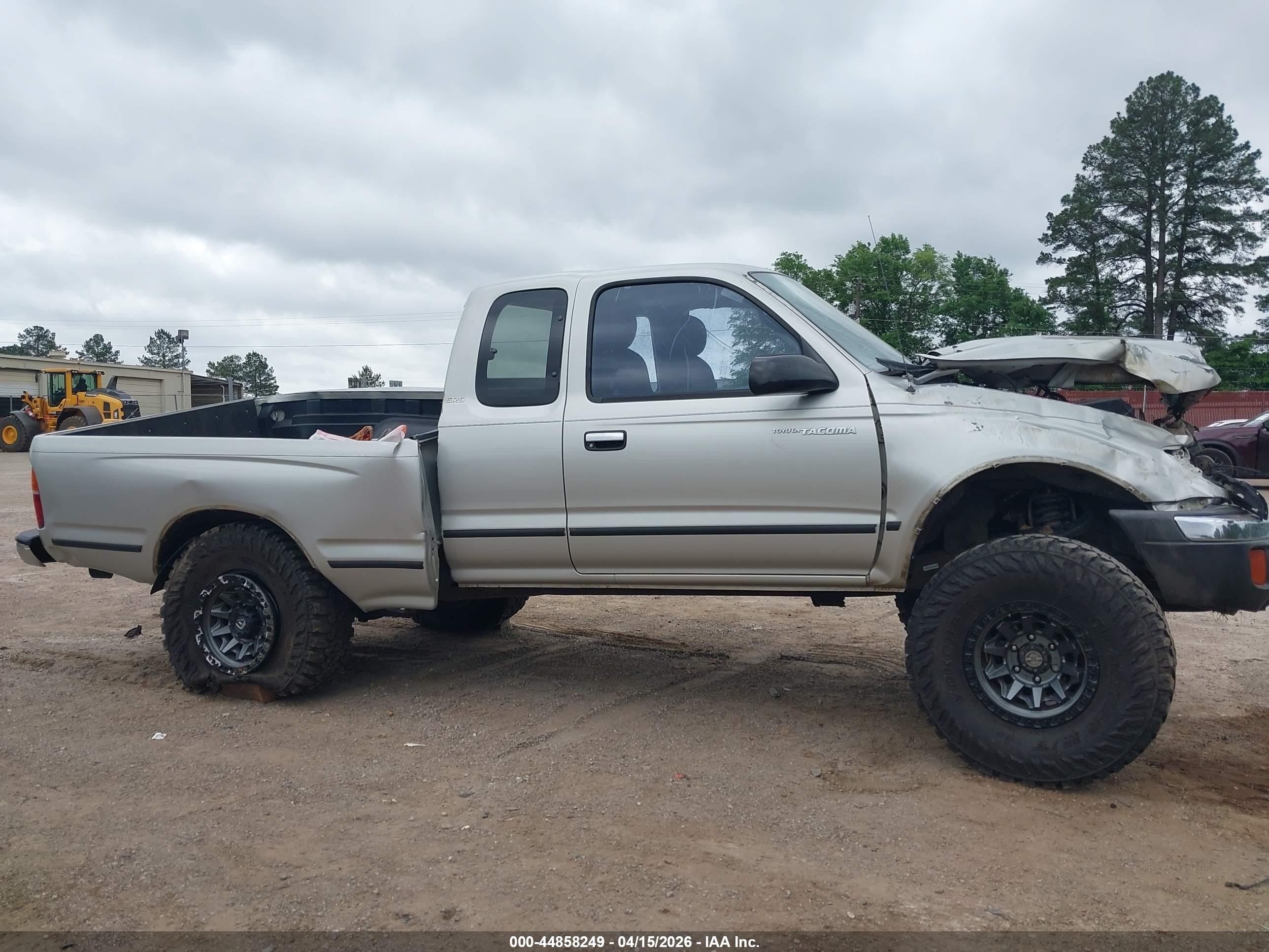 2000 Toyota Tacoma   Silver vin: 4TAWM72N1YZ631178