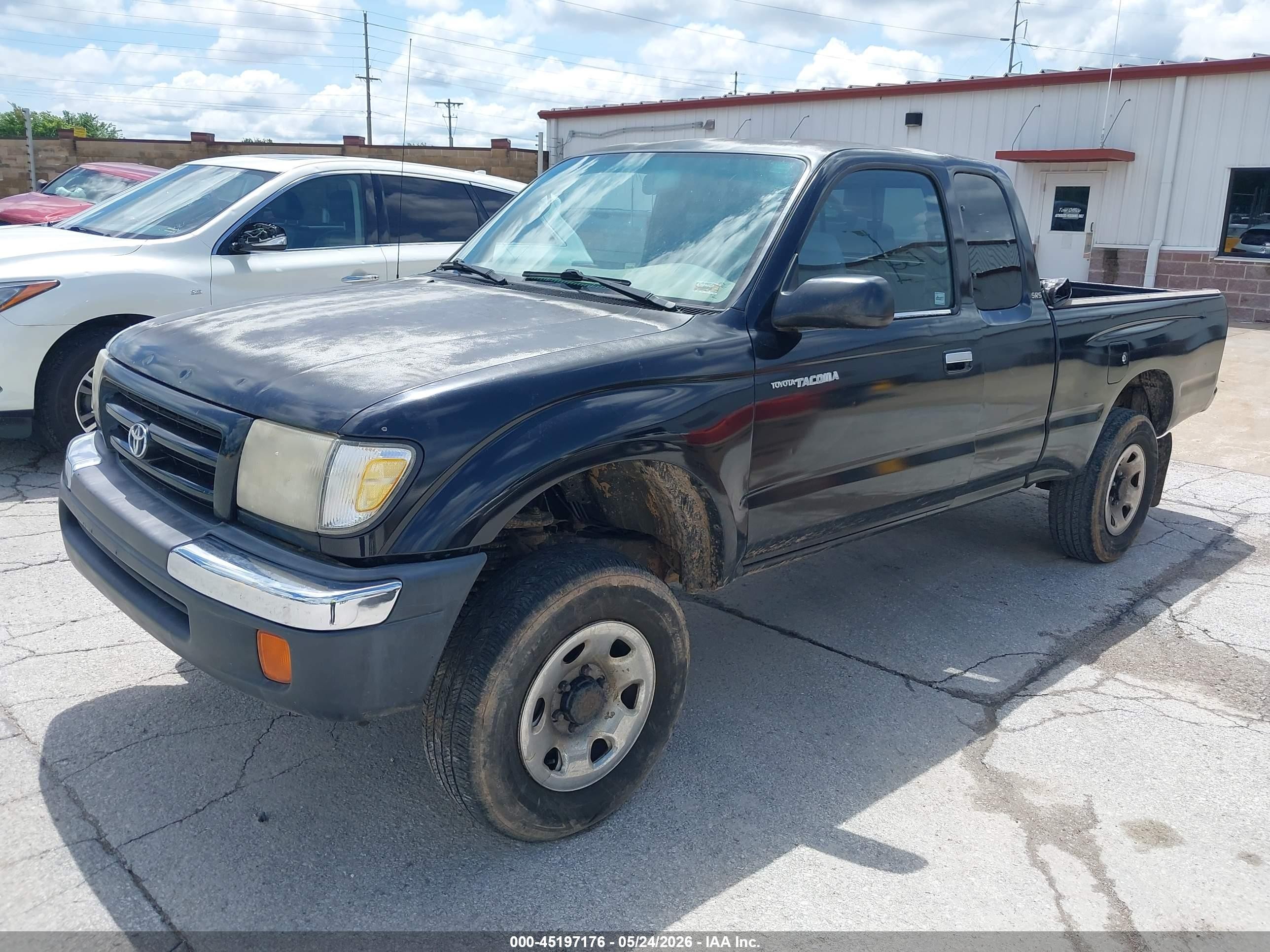 2000 Toyota Tacoma   Black vin: 4TAWM72N2YZ665260