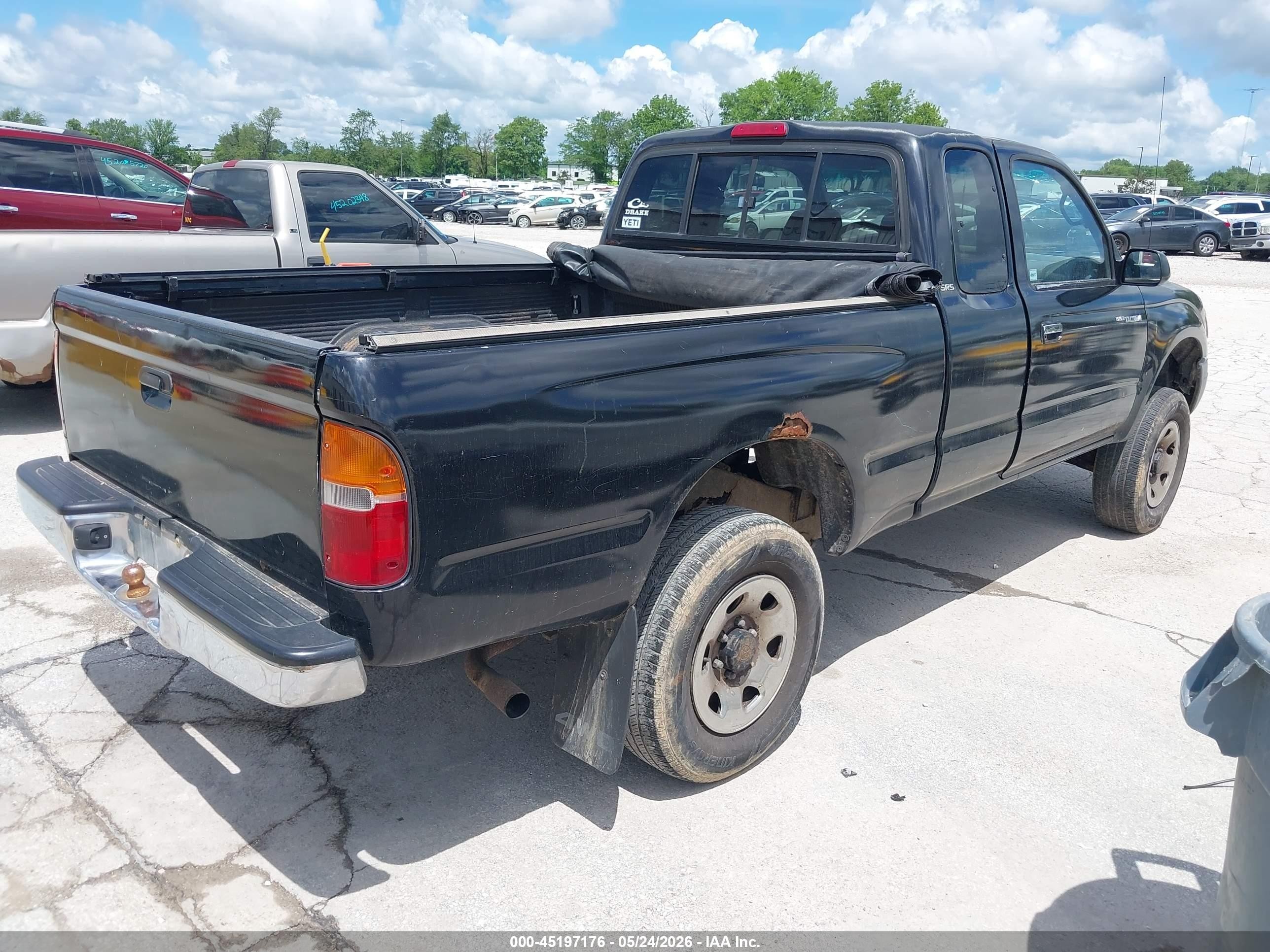 2000 Toyota Tacoma   Black vin: 4TAWM72N2YZ665260