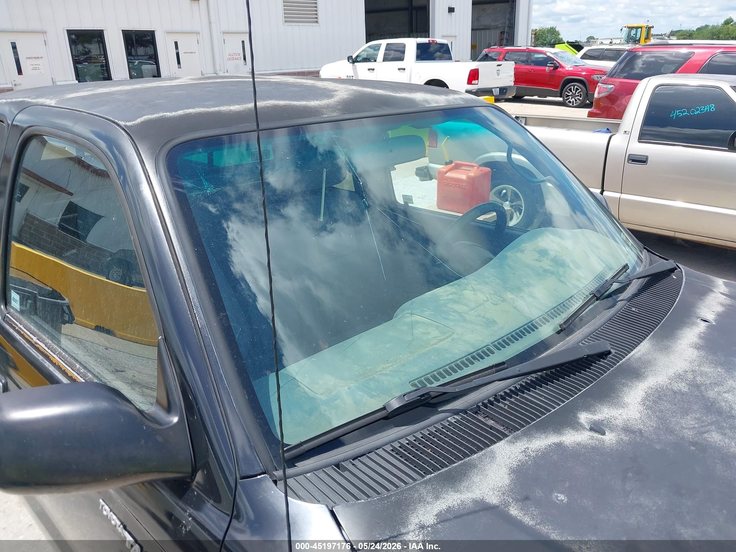 2000 Toyota Tacoma   Black vin: 4TAWM72N2YZ665260