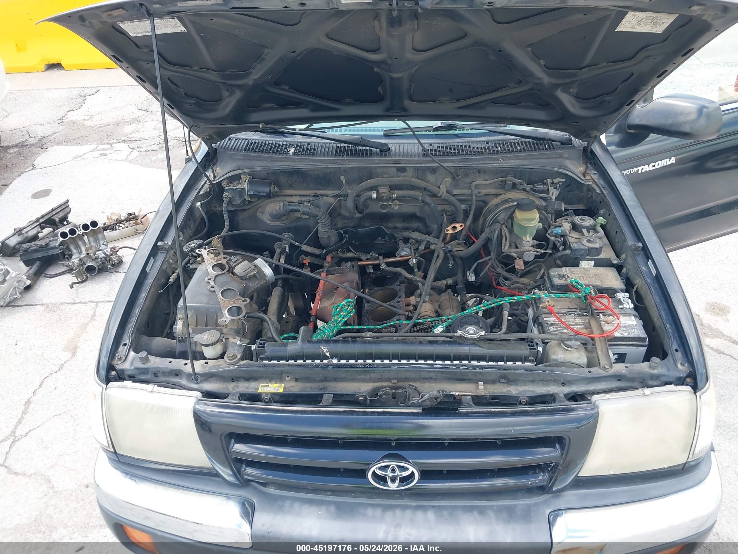 2000 Toyota Tacoma   Black vin: 4TAWM72N2YZ665260