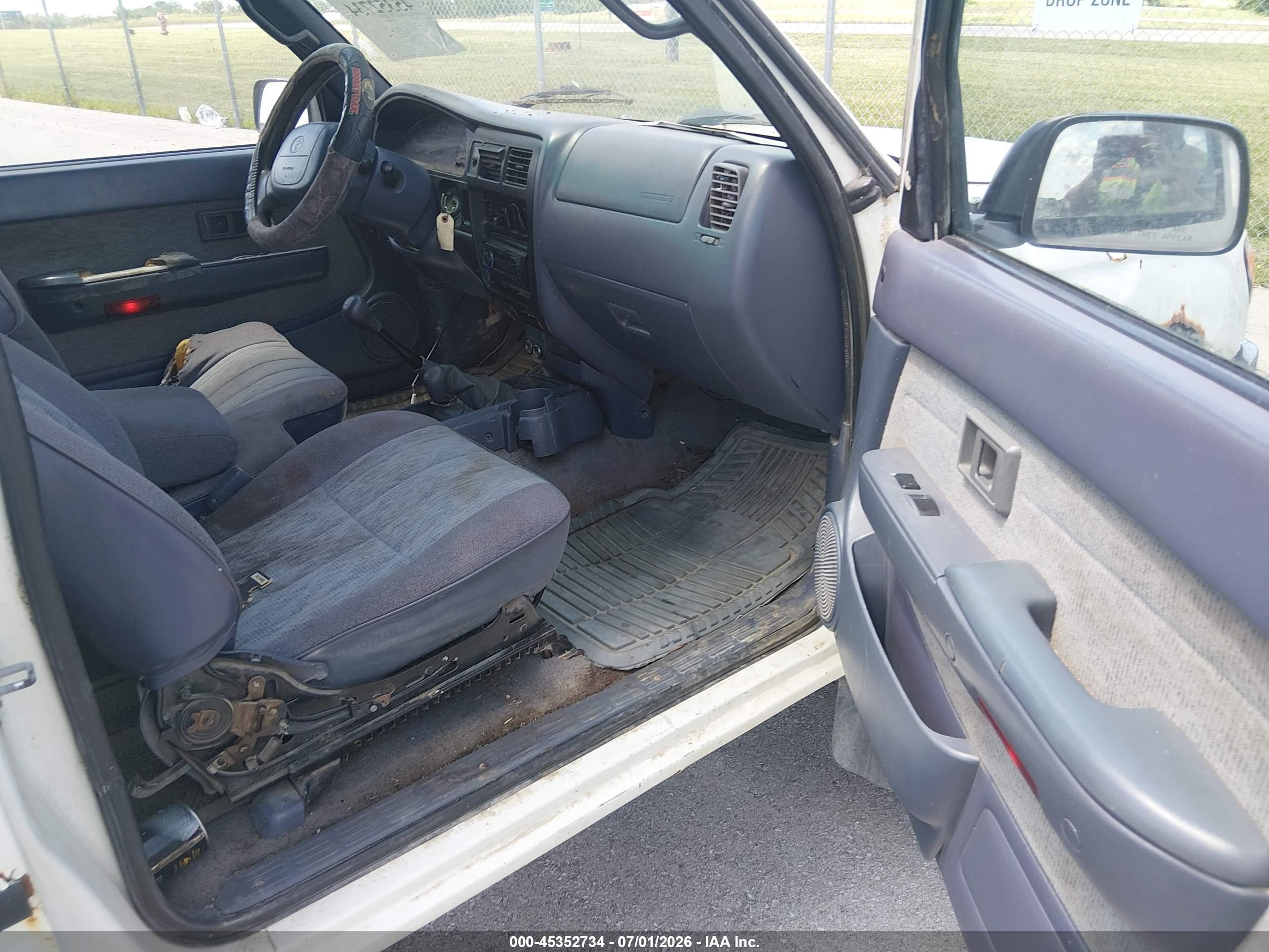 1998 Toyota Tacoma Base V6 White vin: 4TAWN72N1WZ059376
