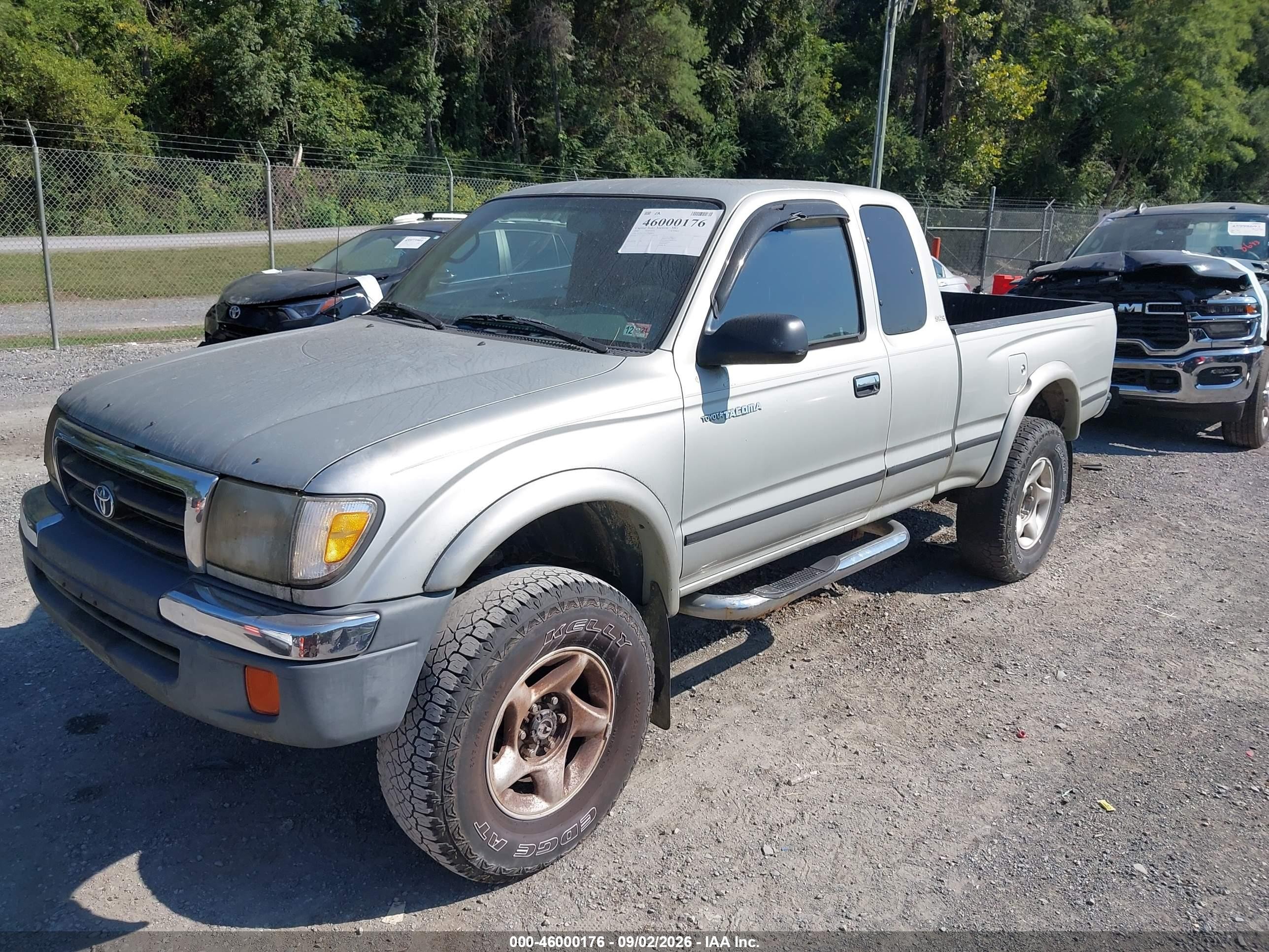 2000 Toyota Tacoma Base V6 Серебряный vin: 4TAWN72N2YZ636547