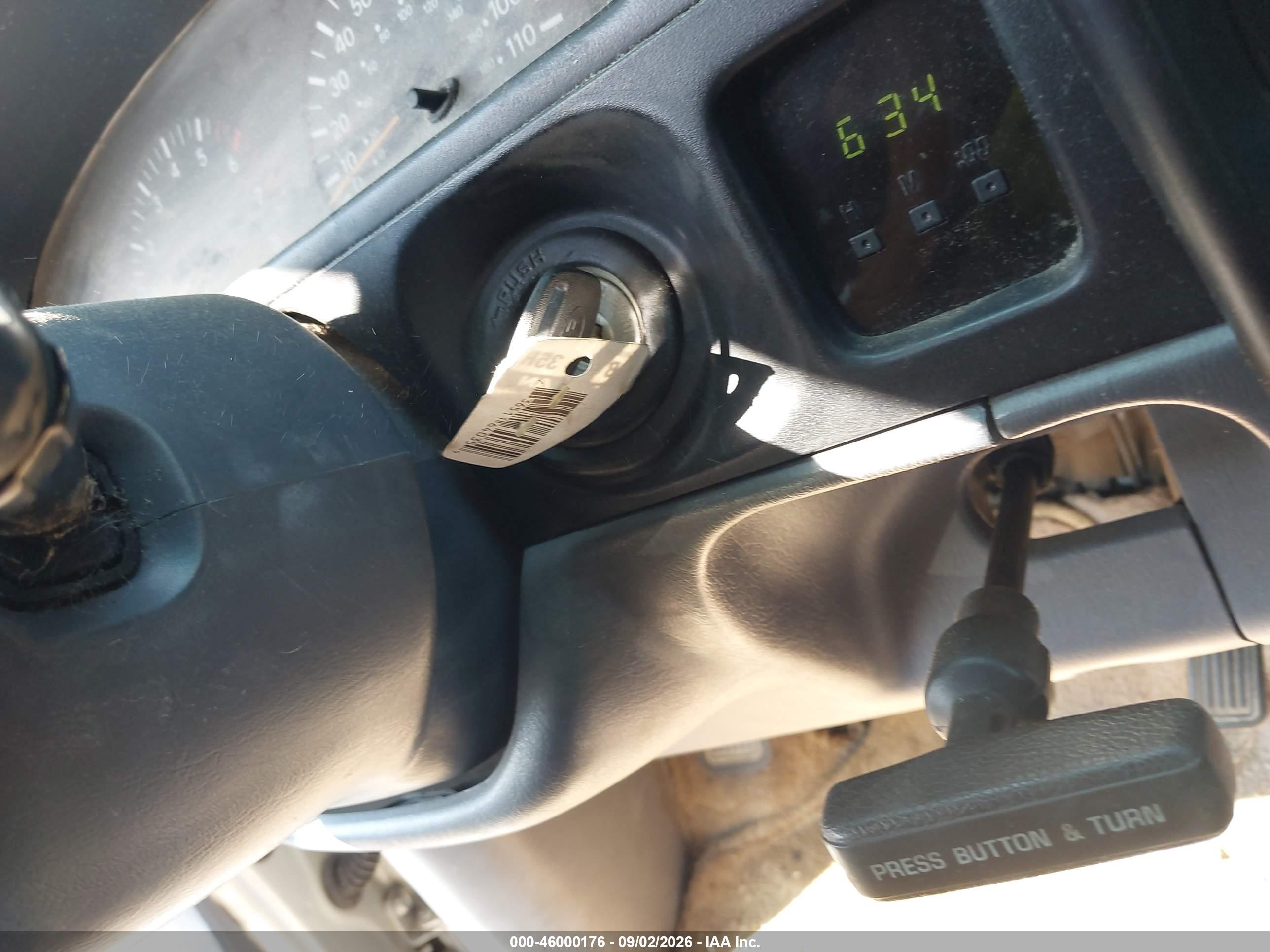 2000 Toyota Tacoma Base V6 Серебряный vin: 4TAWN72N2YZ636547