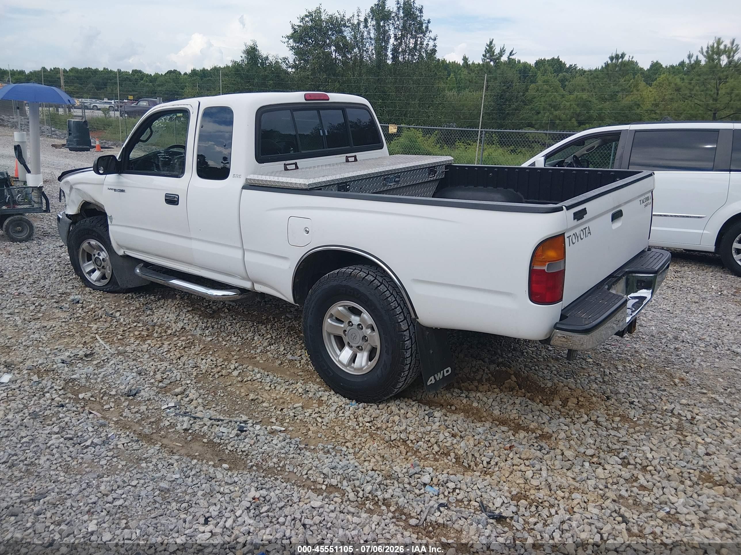 2000 Toyota Tacoma Base V6 White vin: 4TAWN72N4YZ661773