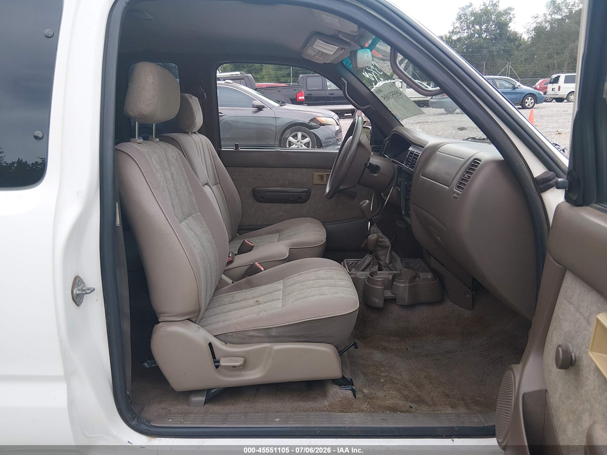 2000 Toyota Tacoma Base V6 White vin: 4TAWN72N4YZ661773