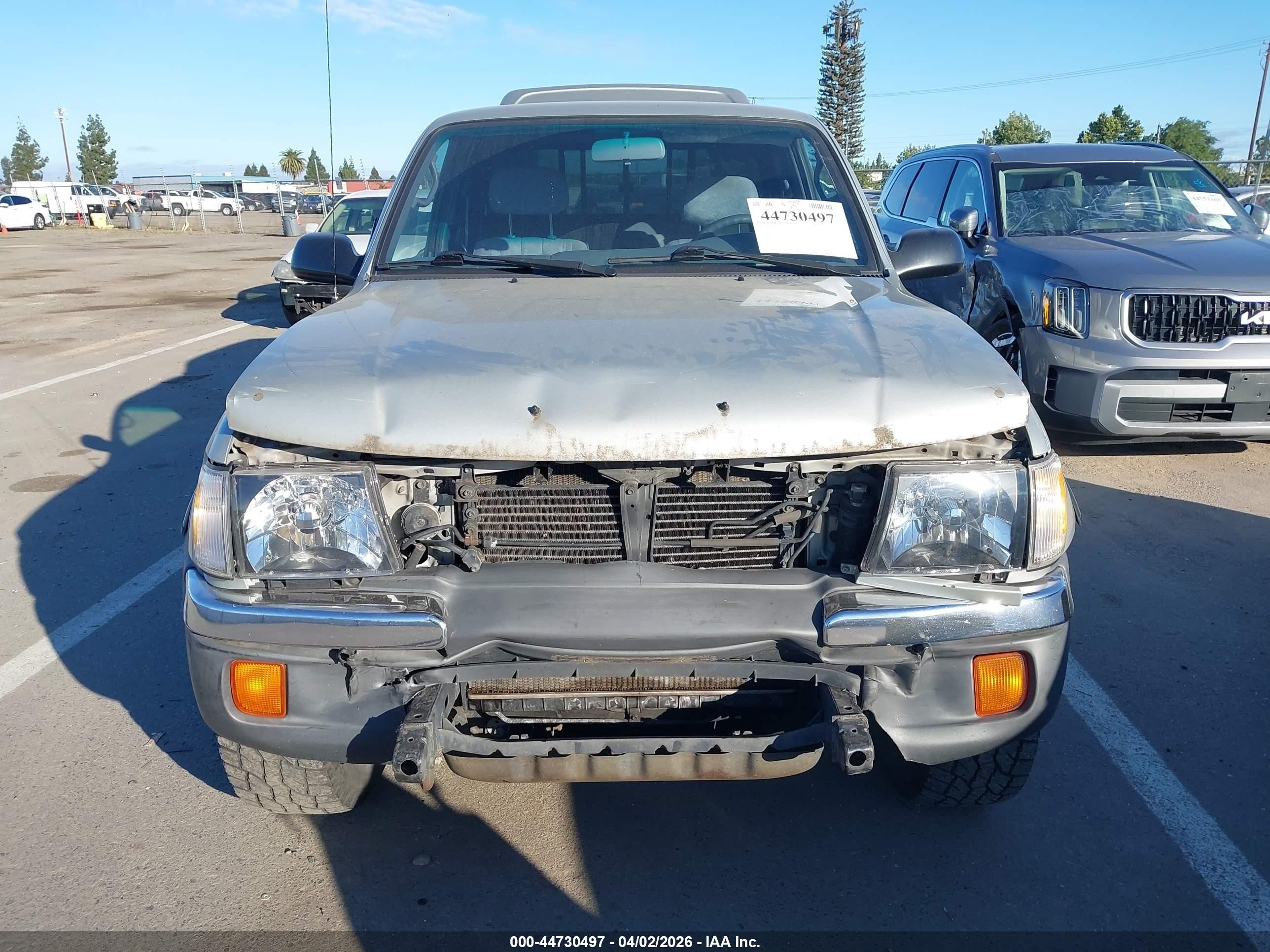2000 Toyota Tacoma Base V6 Silver vin: 4TAWN72N6YZ604278