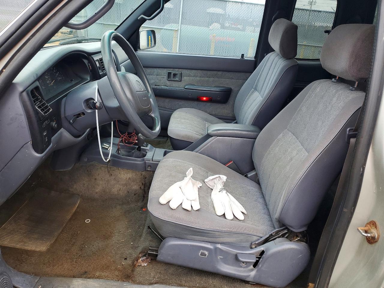 2000 Toyota Tacoma Xtracab Silver vin: 4TAWN72N6YZ617631