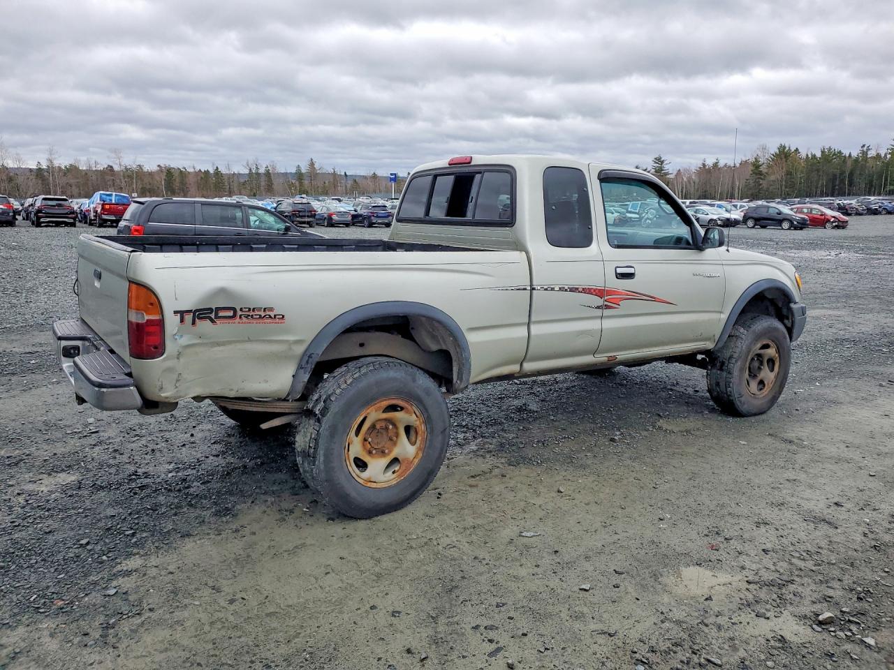 2000 Toyota Tacoma Xtracab Silver vin: 4TAWN72N6YZ617631