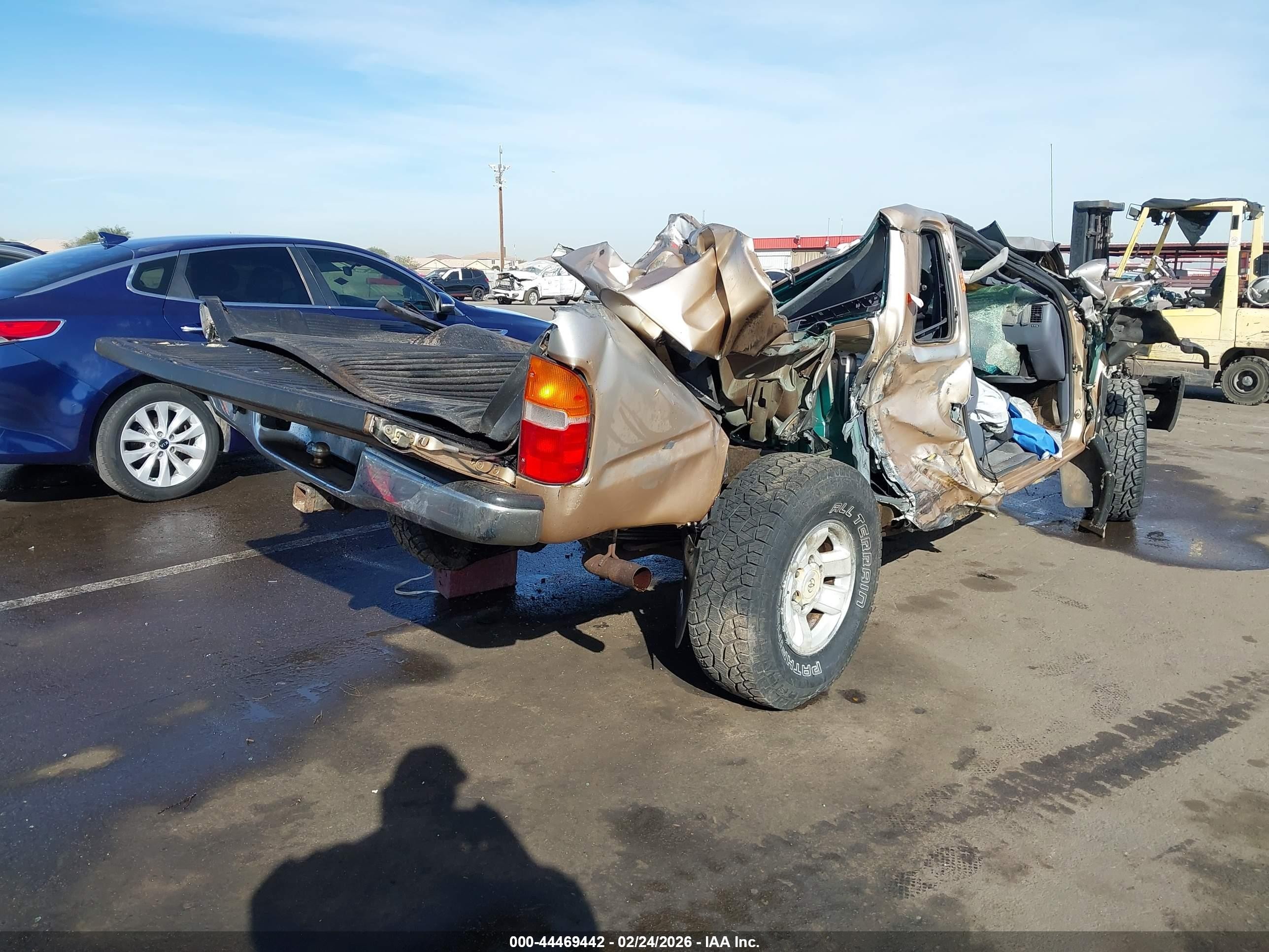 2000 Toyota Tacoma Base V6 Gold vin: 4TAWN72N6YZ627804