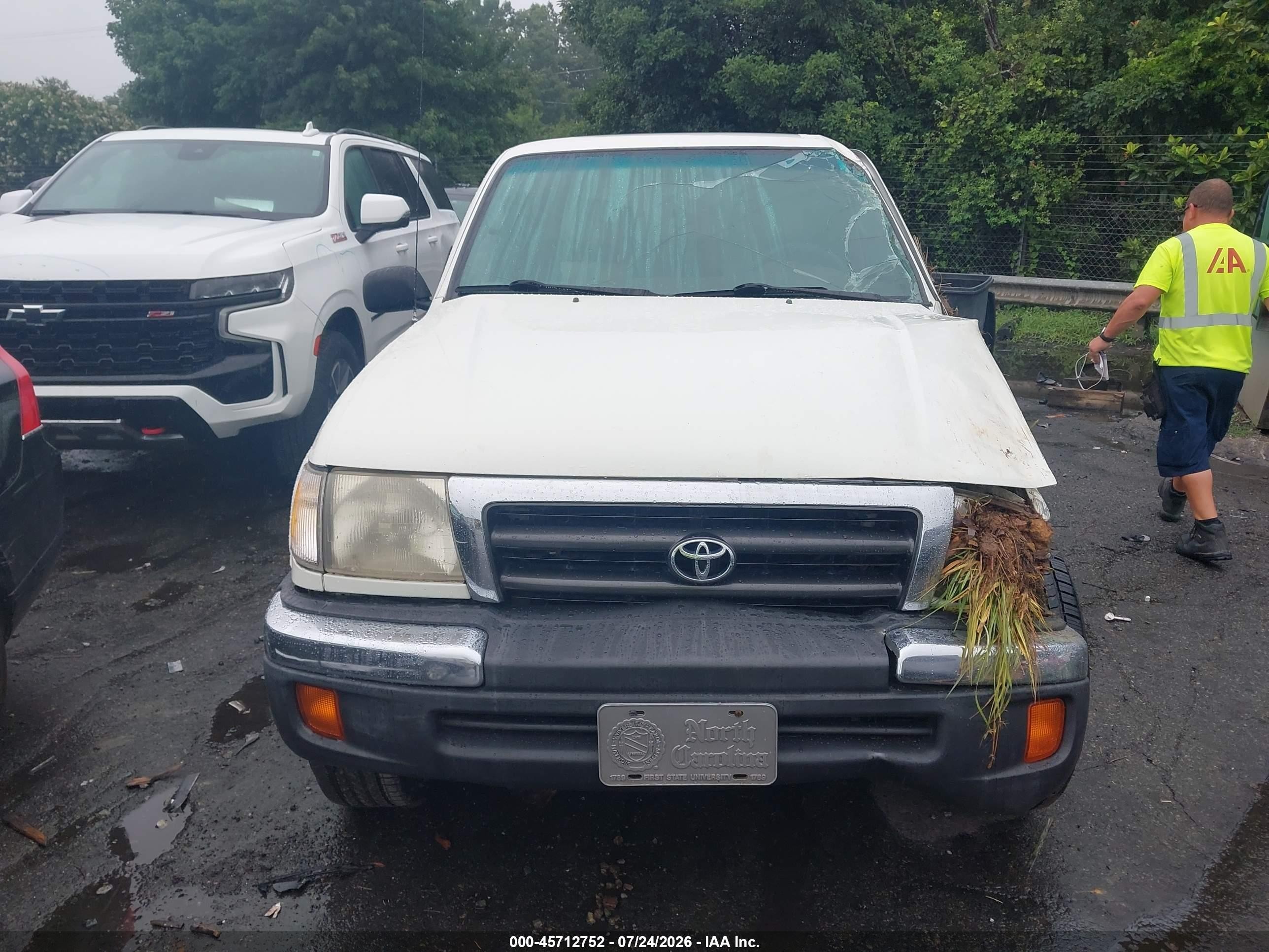 1998 Toyota Tacoma Base V6 White vin: 4TAWN72N8WZ173116