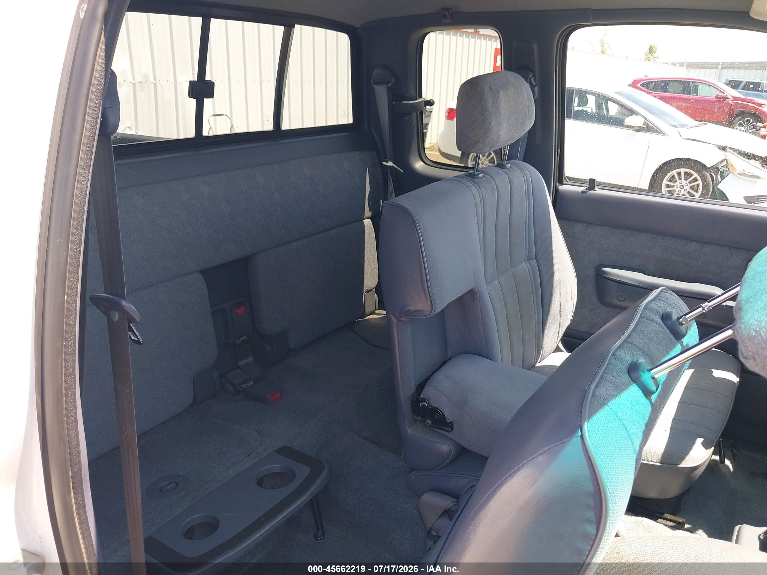 2000 Toyota Tacoma Base V6 Белый vin: 4TAWN72N8YZ682707