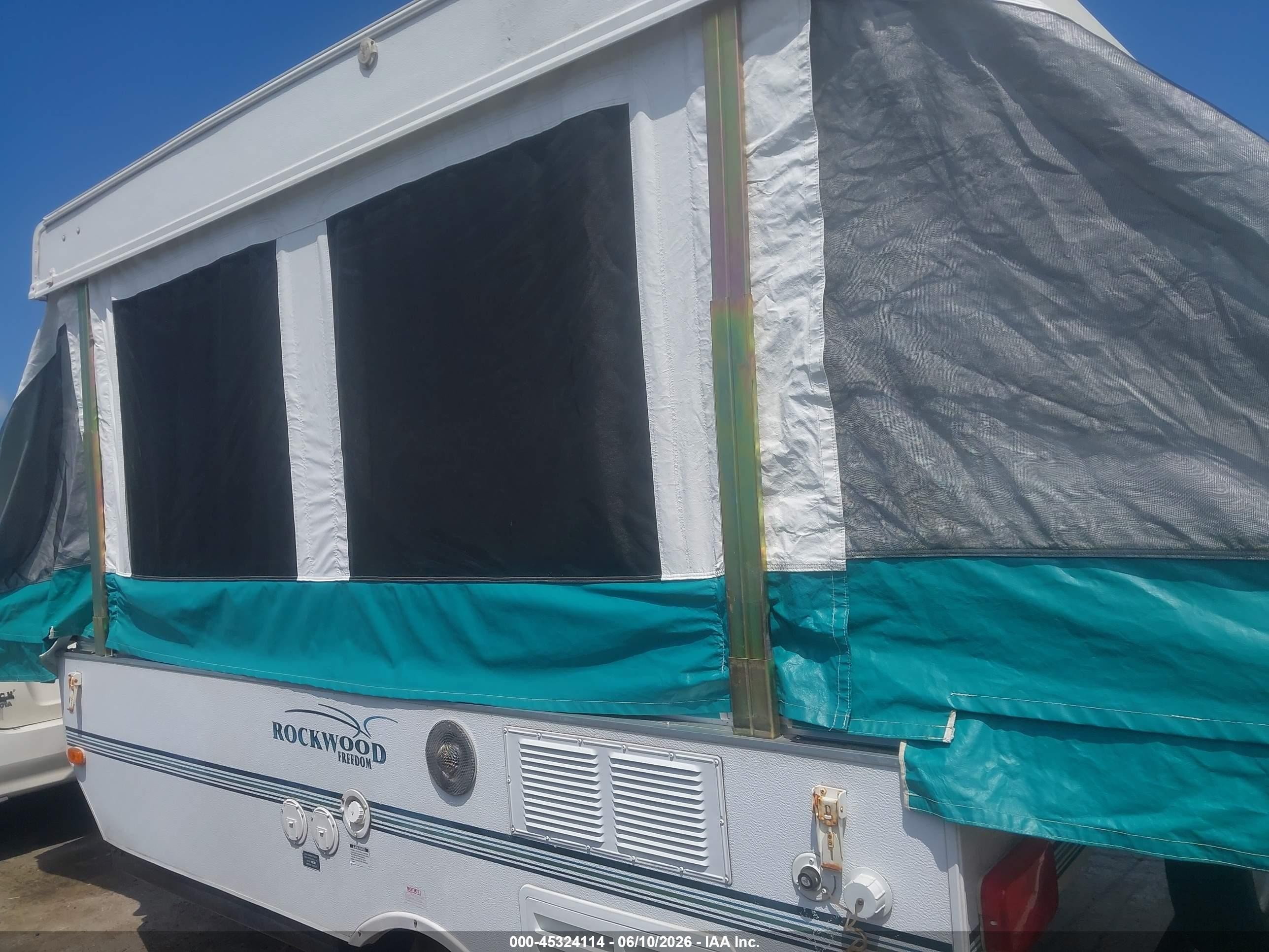 2004 Forest River Rockwood Freedom White vin: 4X4CFM4124D257059