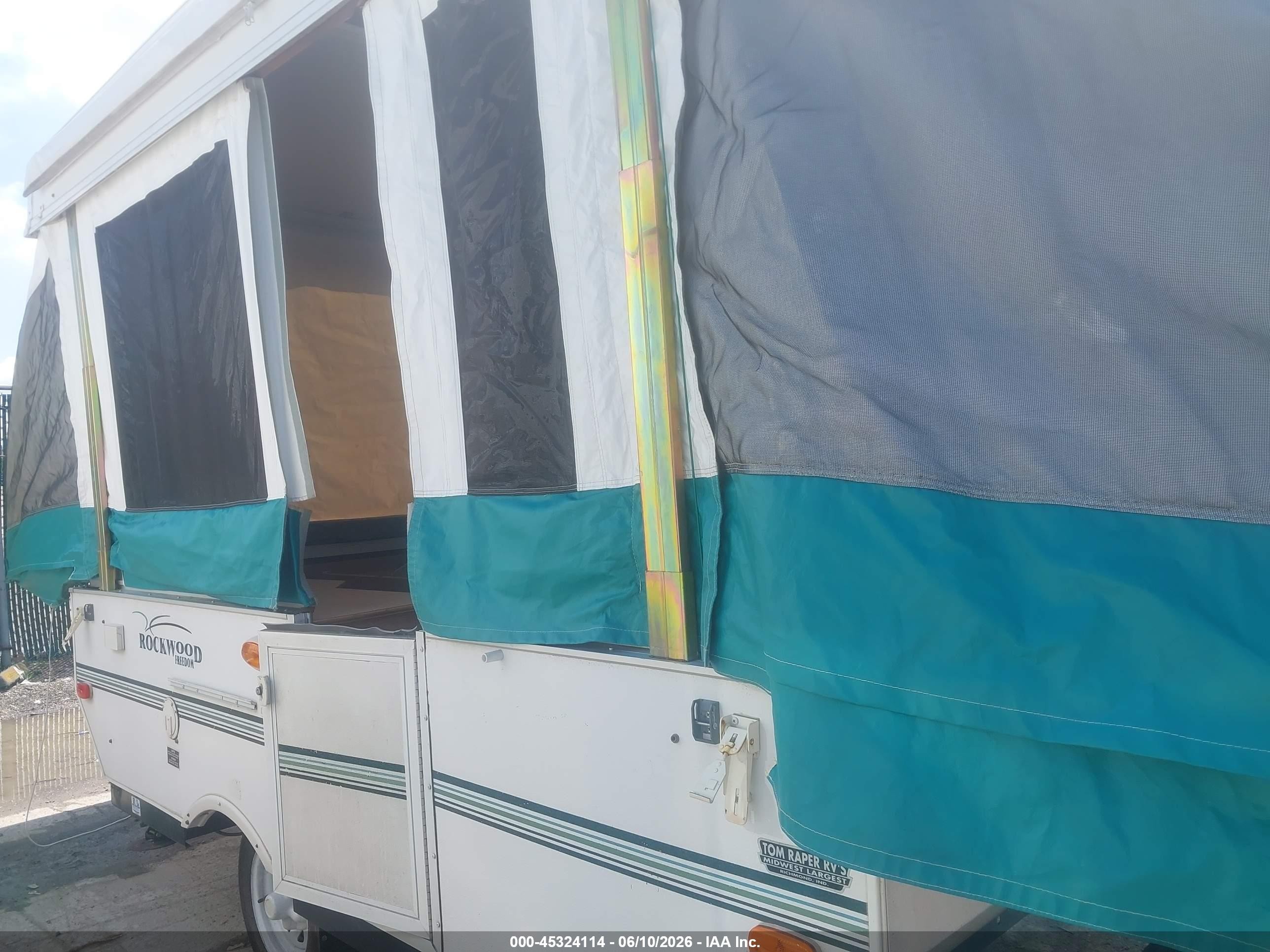 2004 Forest River Rockwood Freedom White vin: 4X4CFM4124D257059