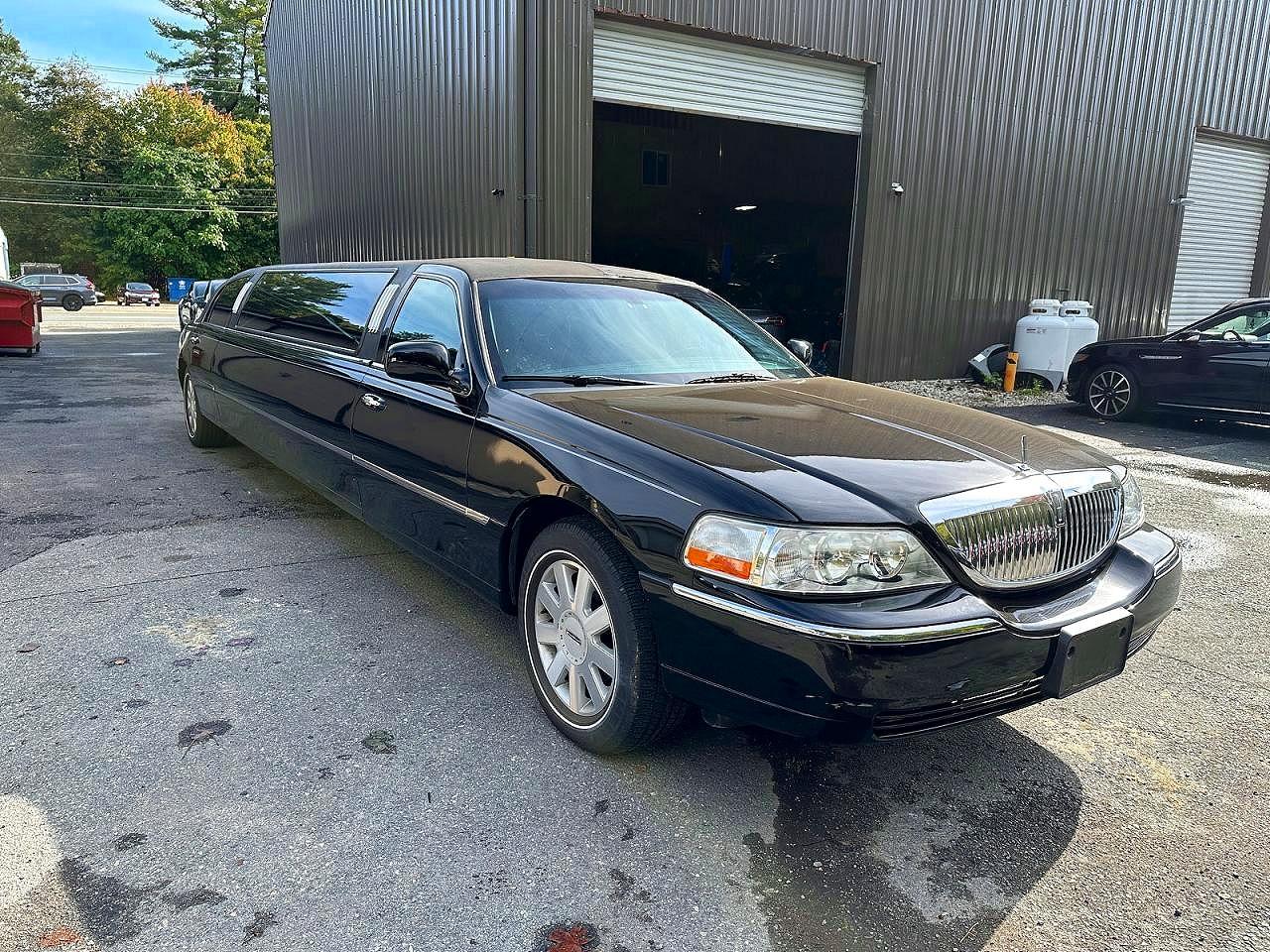 2005 Lincoln Town Car Executive Черный vin: 1L1FM88W85Y654529