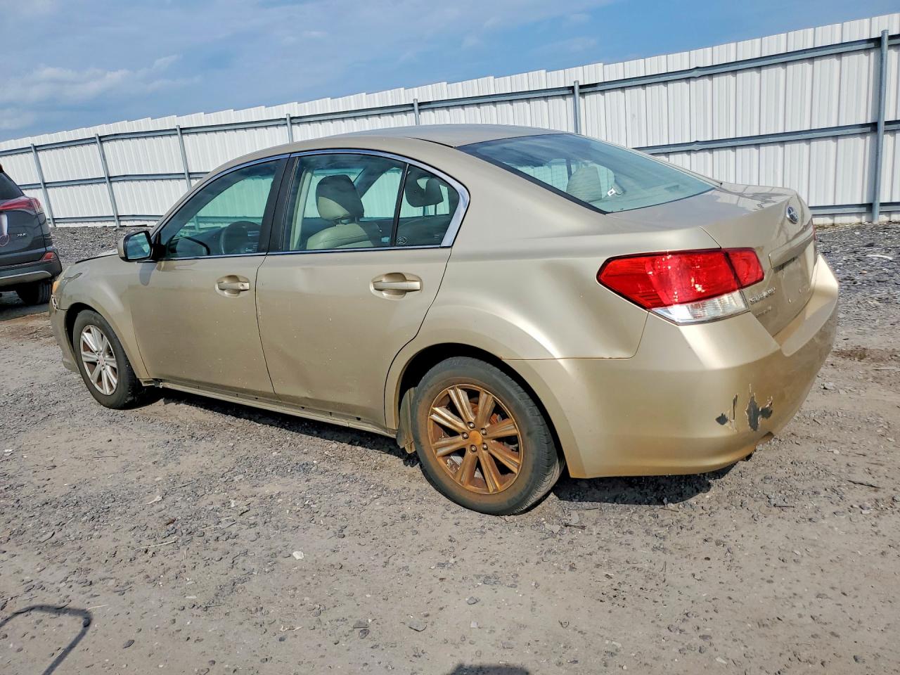 2010 Subaru Legacy 2.5i Premium Золотой vin: 4S3BMCG69A3224683