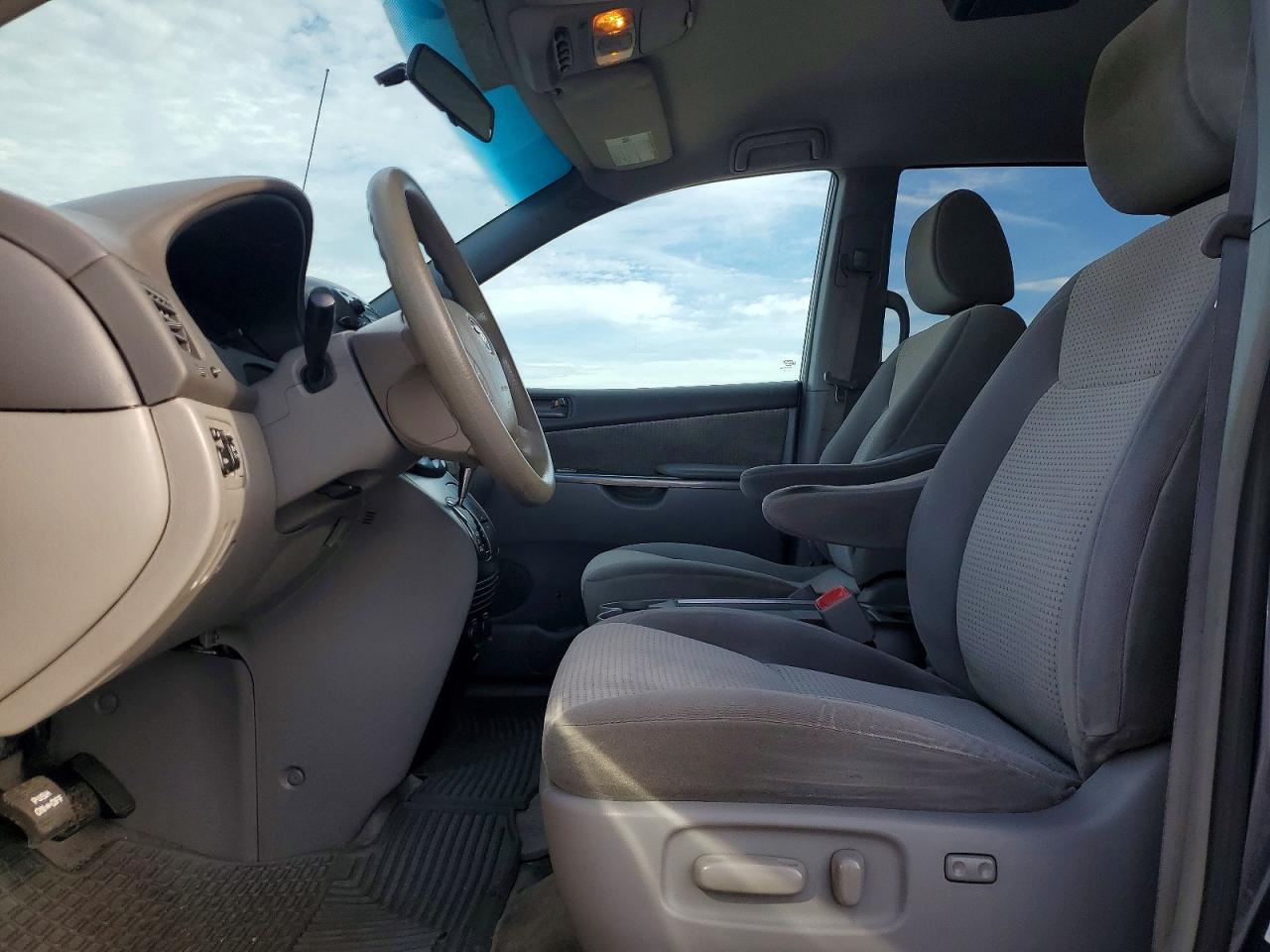 2010 Toyota Sienna Le 7-passenger Green vin: 5TDKK4CC5AS297460