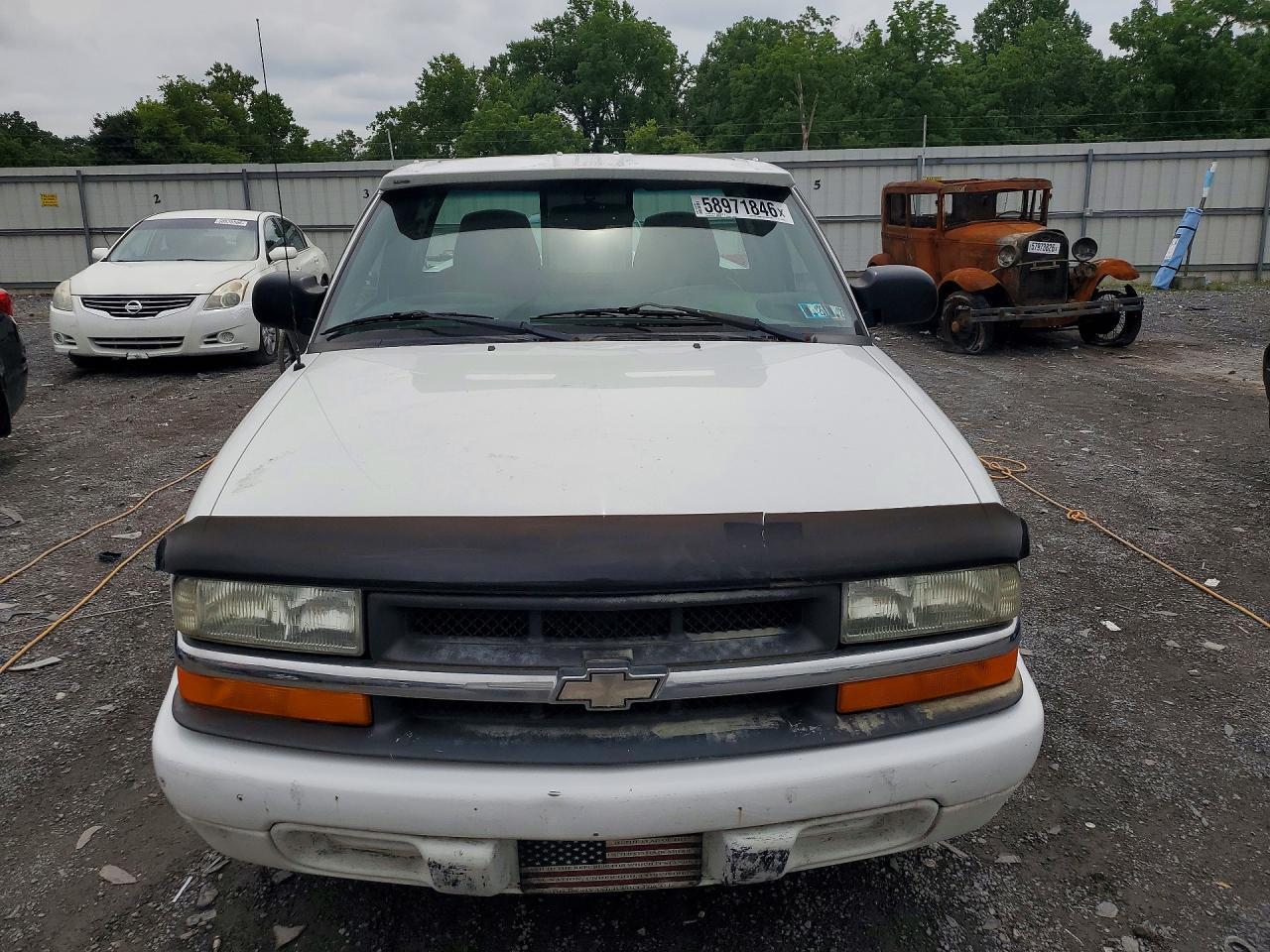2001 Chevrolet S Truck S10 White vin: 1GCCS145118260235
