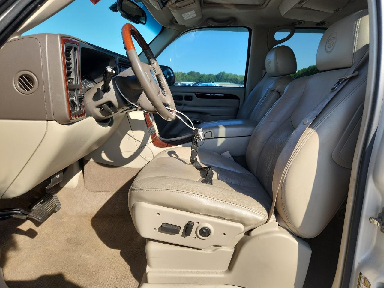 2005 Cadillac Escalade Luxury White vin: 1GYEK63N35R111309