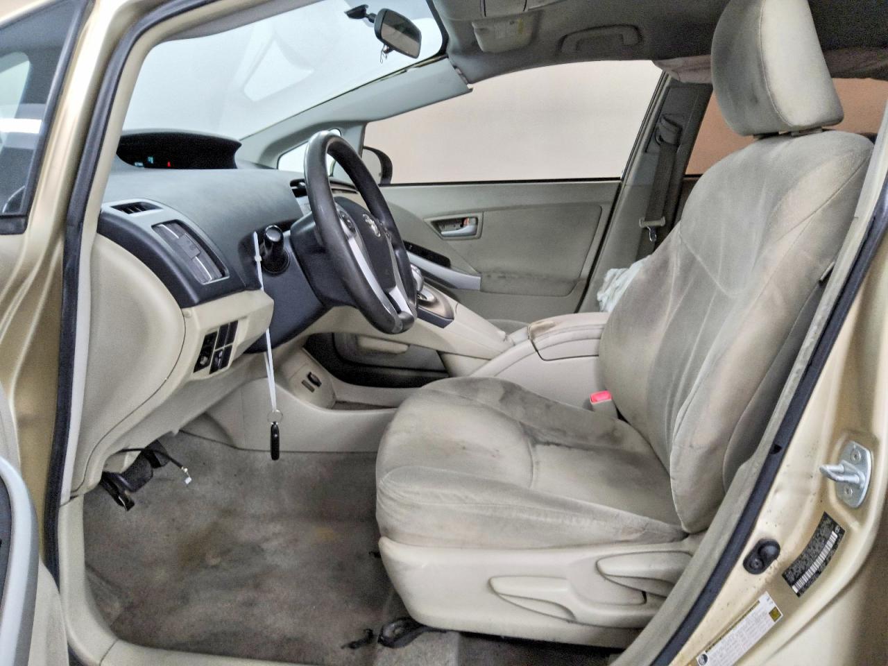 2011 Toyota Prius Two Tan vin: JTDKN3DU9B1463308