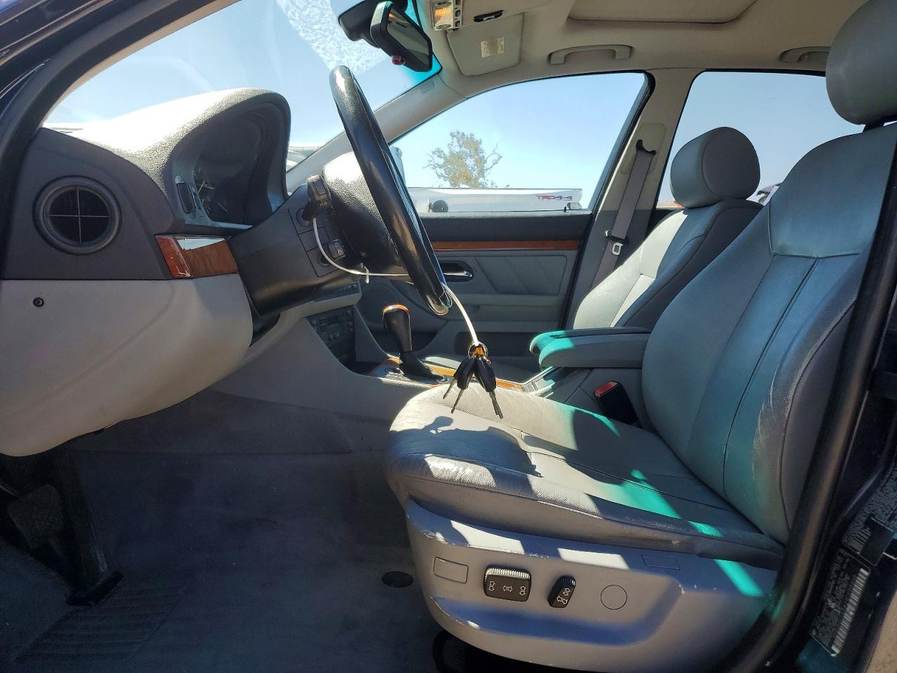 2001 Bmw 530 I Automatic Blue vin: WBADT63421CF05810
