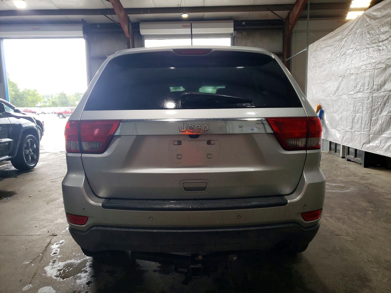2011 Jeep Grand Cherokee Laredo Серебряный vin: 1J4RR4GG2BC543157