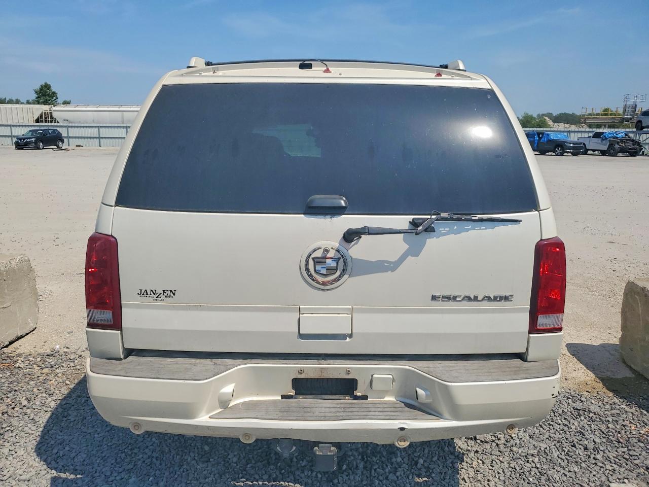 2005 Cadillac Escalade Luxury White vin: 1GYEK63N85R131068