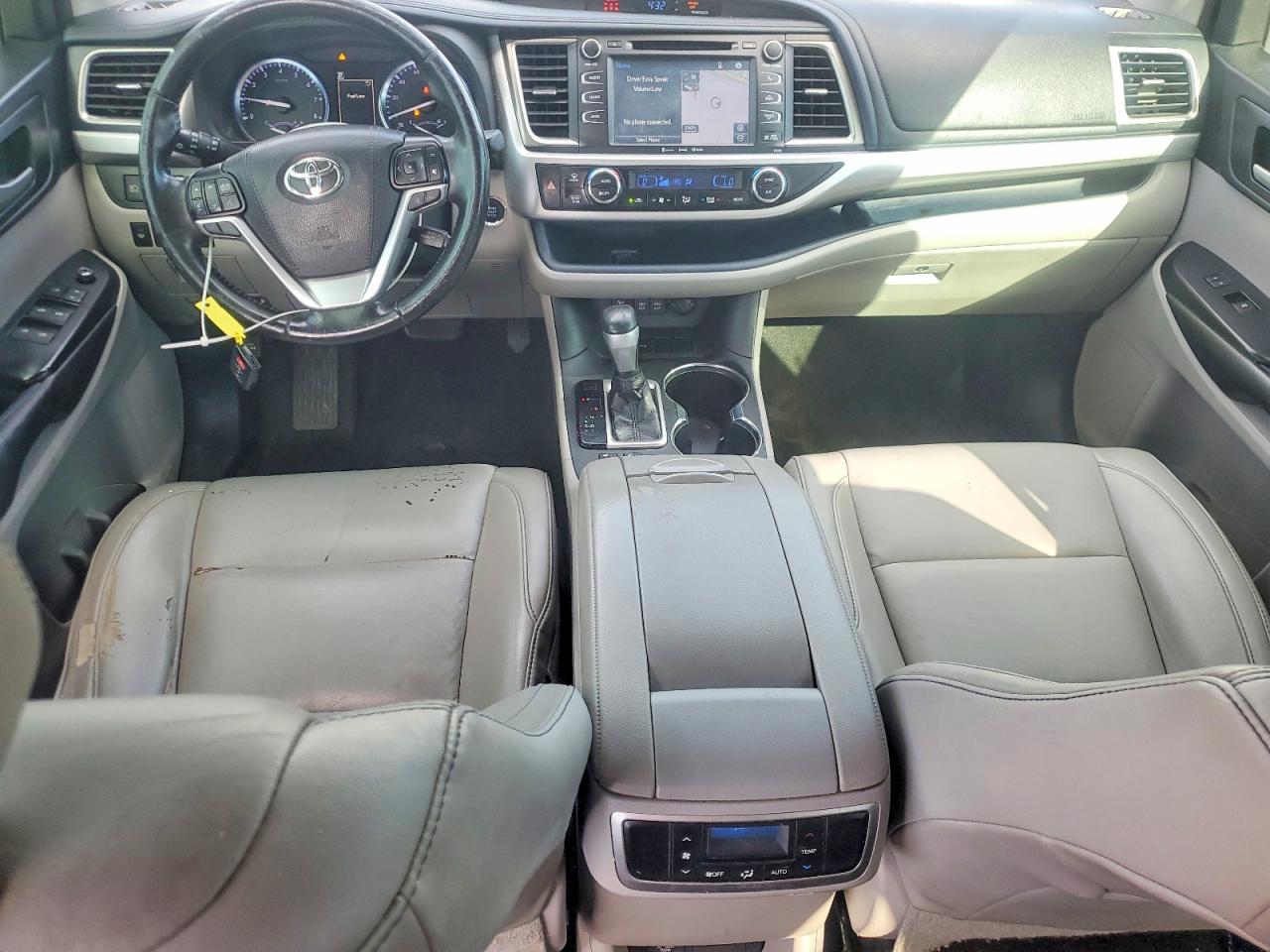 2019 Toyota Highlander Xle Silver vin: 5TDKZRFH2KS554219