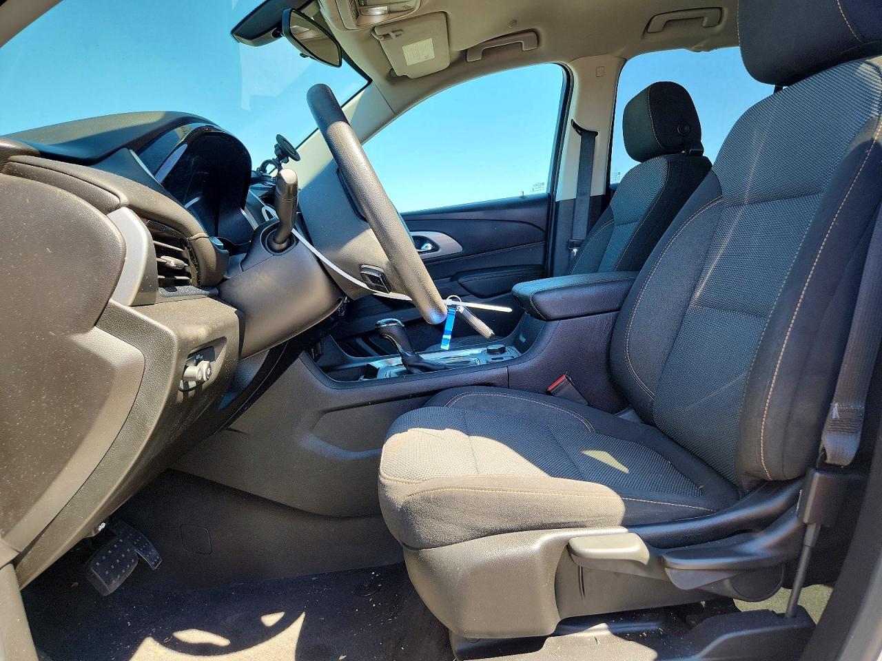 2019 Chevrolet Traverse Ls Серебряный vin: 1GNERFKW1KJ135685