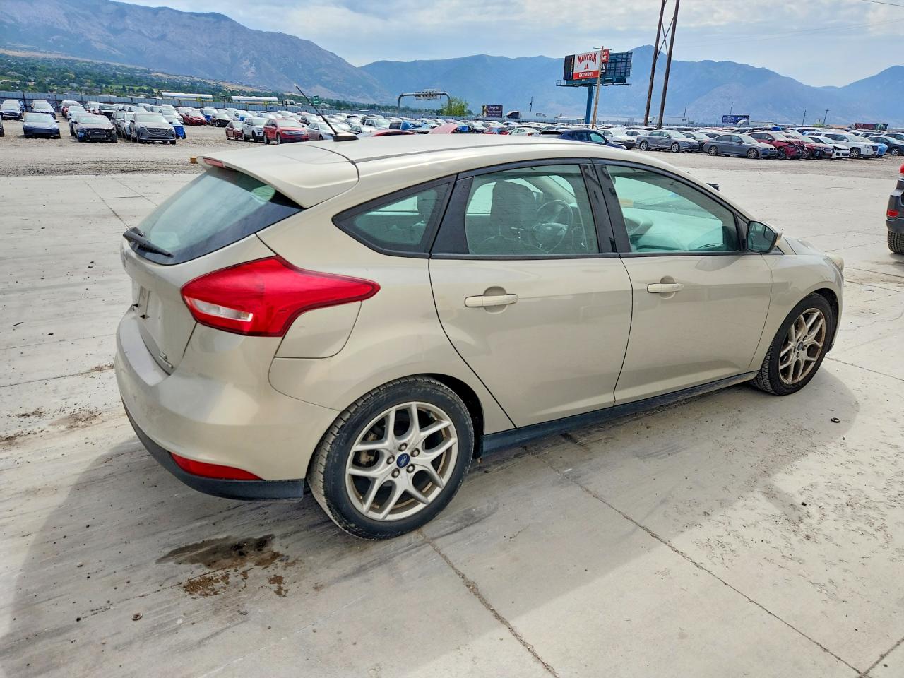 2015 Ford Focus Se Beige vin: 1FADP3K21FL283129