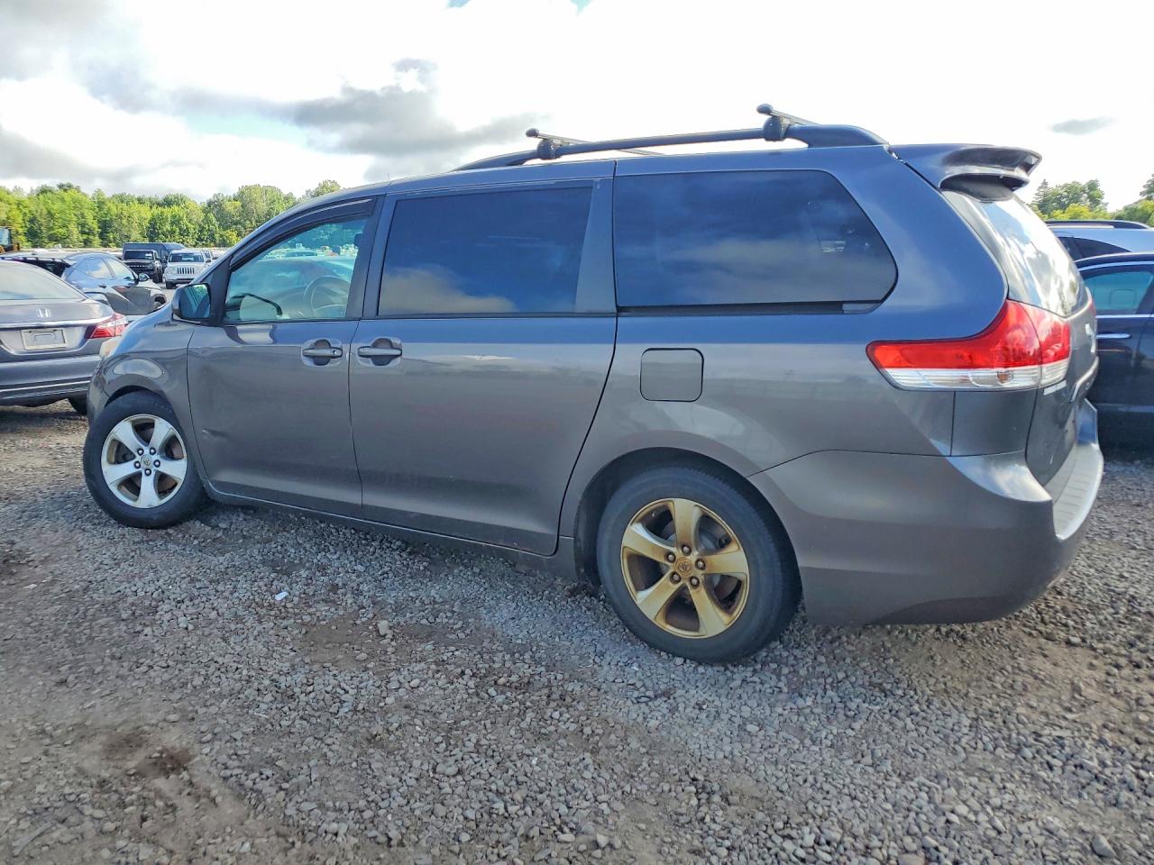 2011 Toyota Sienna Le Серебряный vin: 5TDKK3DC5BS162036
