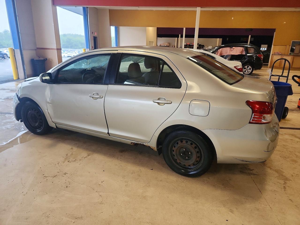 2007 Toyota Yaris Base Gold vin: JTDBT923971108343