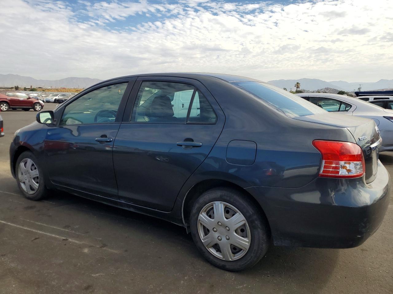 2010 Toyota Yaris Base Угольный vin: JTDBT4K32A4069118