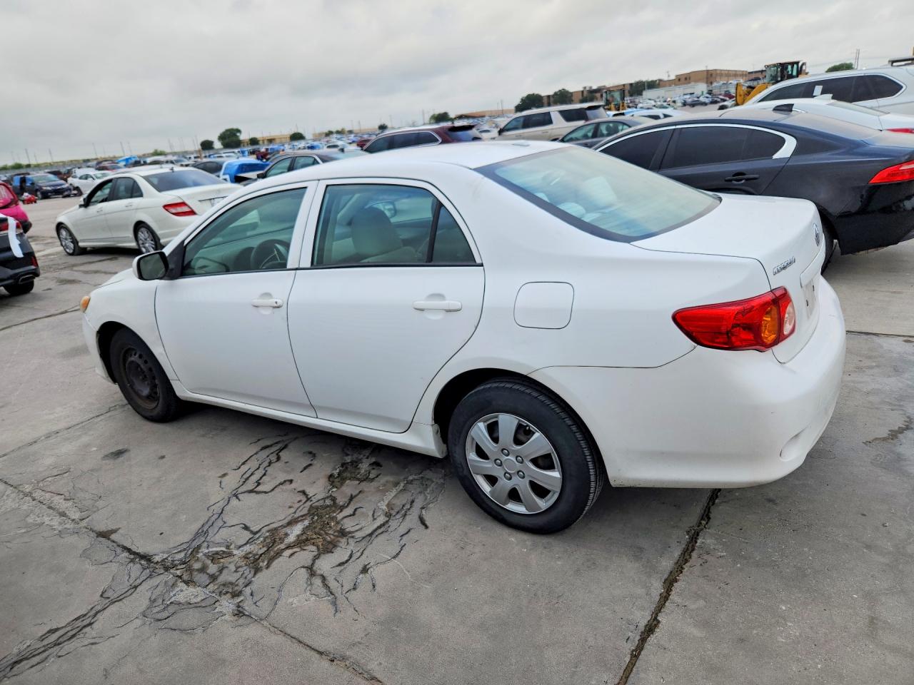 2010 Toyota Corolla Le White vin: 1NXBU4EEXAZ233396